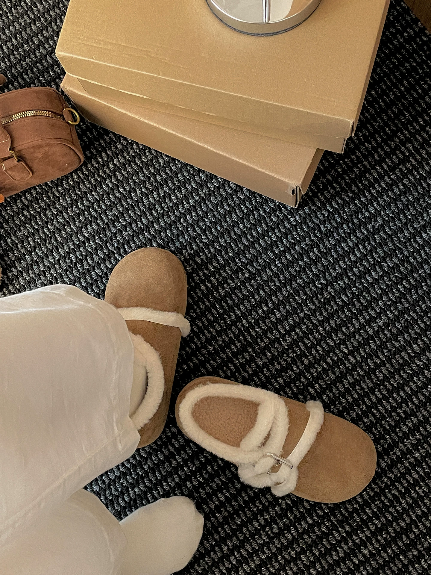 Giày bông tuyết dày dặn, lót lông mềm mại, kiểu cổ điển màu trắng dành cho nữ, mặc ngoài trời mùa đông, kiểu dáng mới năm 2025, giày Birkenstock đế mềm tăng chiều cao.