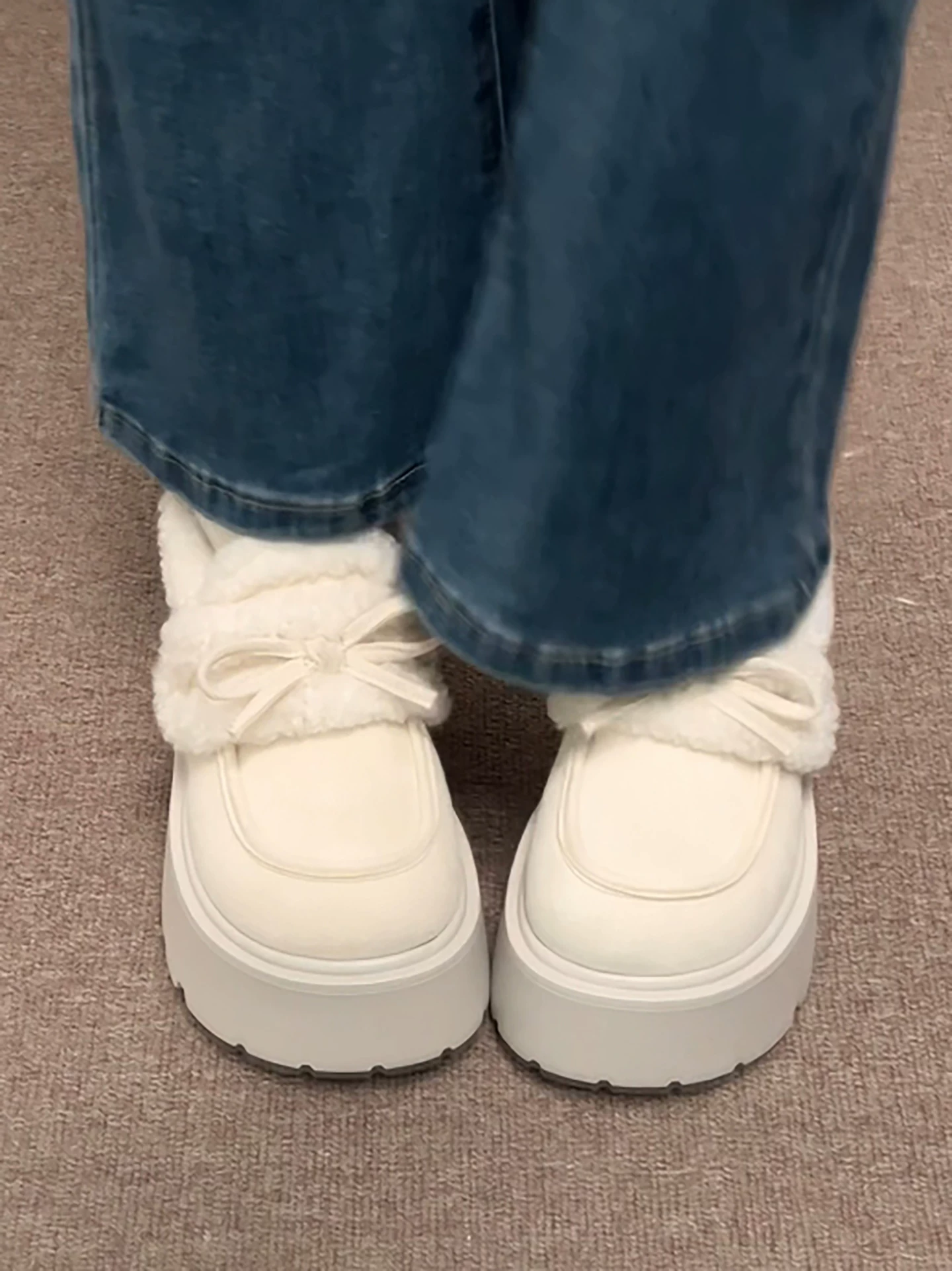 Giày bông tuyết đế dày cổ điển màu trắng dành cho nữ, mặc ngoài trời mùa đông, giày Birkenstock ấm áp chống trượt mới năm 2025.