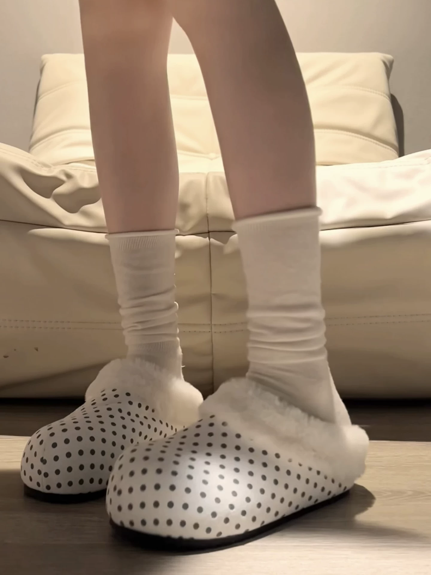 Dép bông dày đế dày kiểu cổ điển màu trắng dành cho nữ, thích hợp để mang ngoài trời, dép bông giữ ấm kiểu Birkenstock dày dặn mới mùa đông 2025.