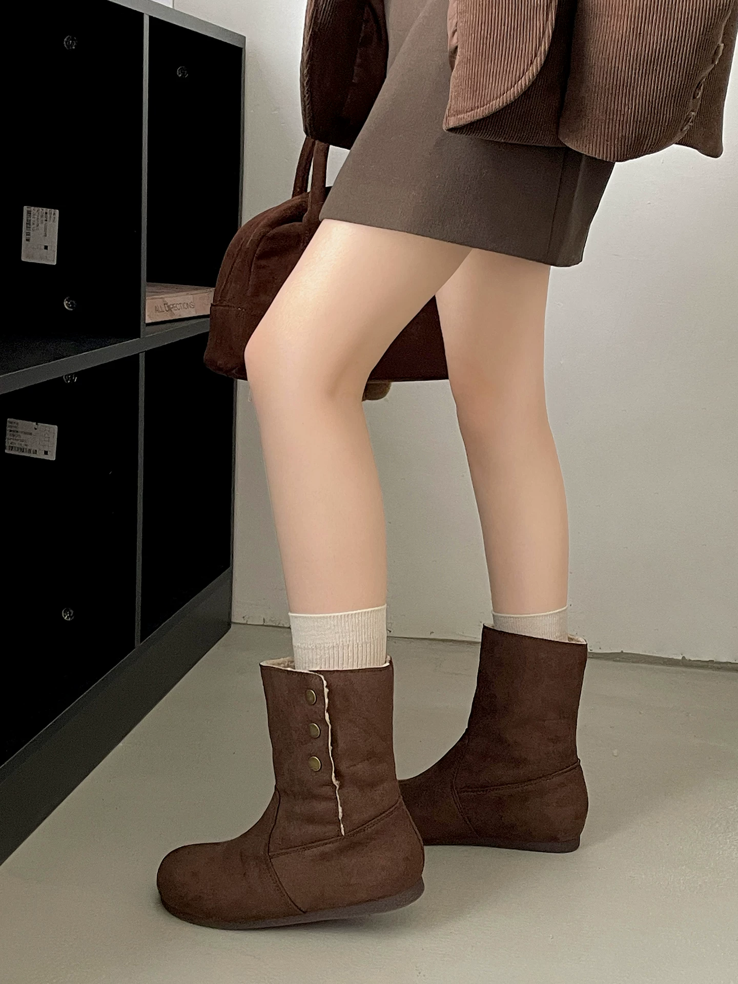 Giày bốt nữ đế dày lót lông cừu kiểu retro Maillard màu kaki, mùa đông 2025 mới, ấm áp và dày dặn, kiểu Birkenstock cổ ngắn