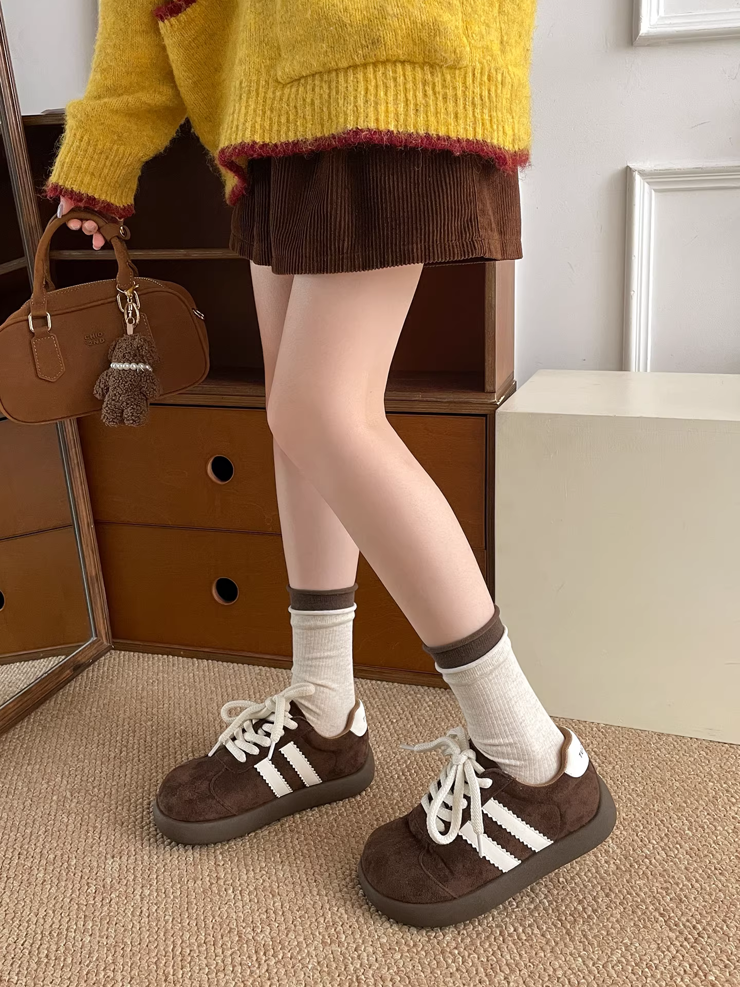 Giày thể thao nữ đế dày phong cách retro đen, đa năng, kiểu dáng mùa thu mới 2025, phối cùng chân váy, giày thể thao đế mềm