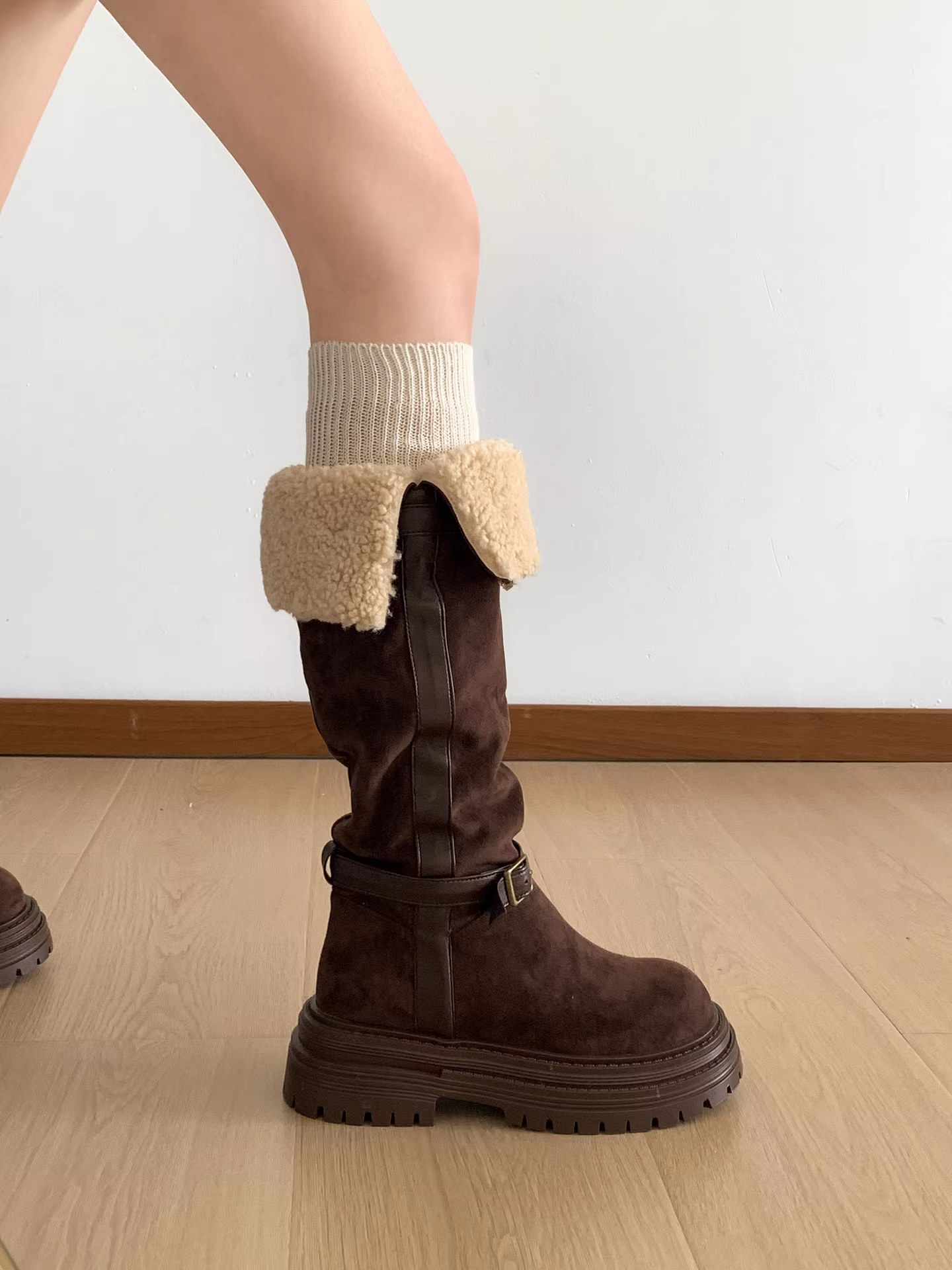 Giày bốt nữ cổ cao lót lông dày đế dày kiểu retro Maillard mùa thu đông 2025 giữ ấm thon gọn kiểu hiệp sĩ