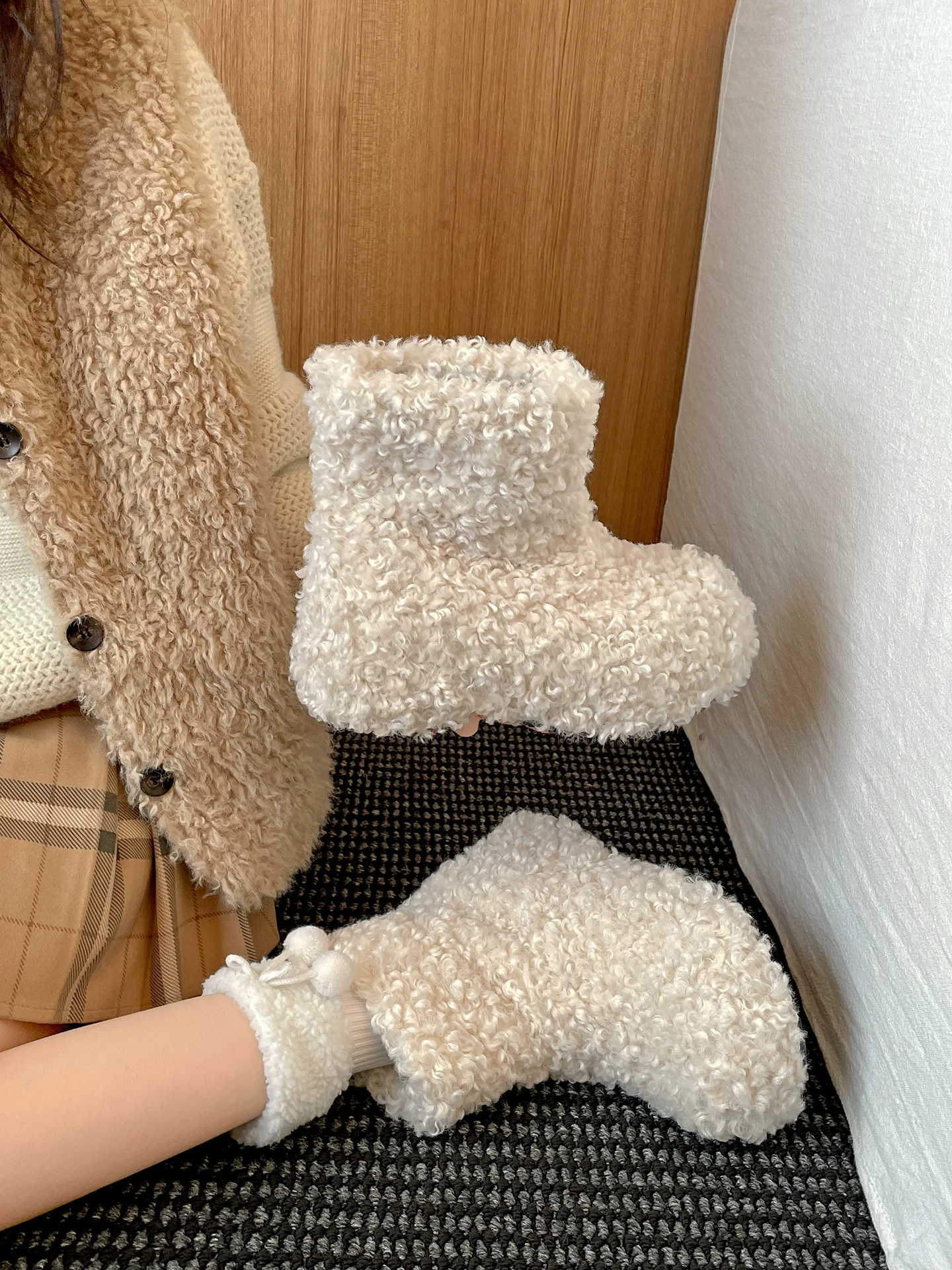 Giày bốt đi tuyết đế dày lót lông cừu màu trắng dành cho nữ, kiểu dáng mùa đông mới 2025, tăng chiều cao, ấm áp, đi ngoài trời, giày cotton lông thú.