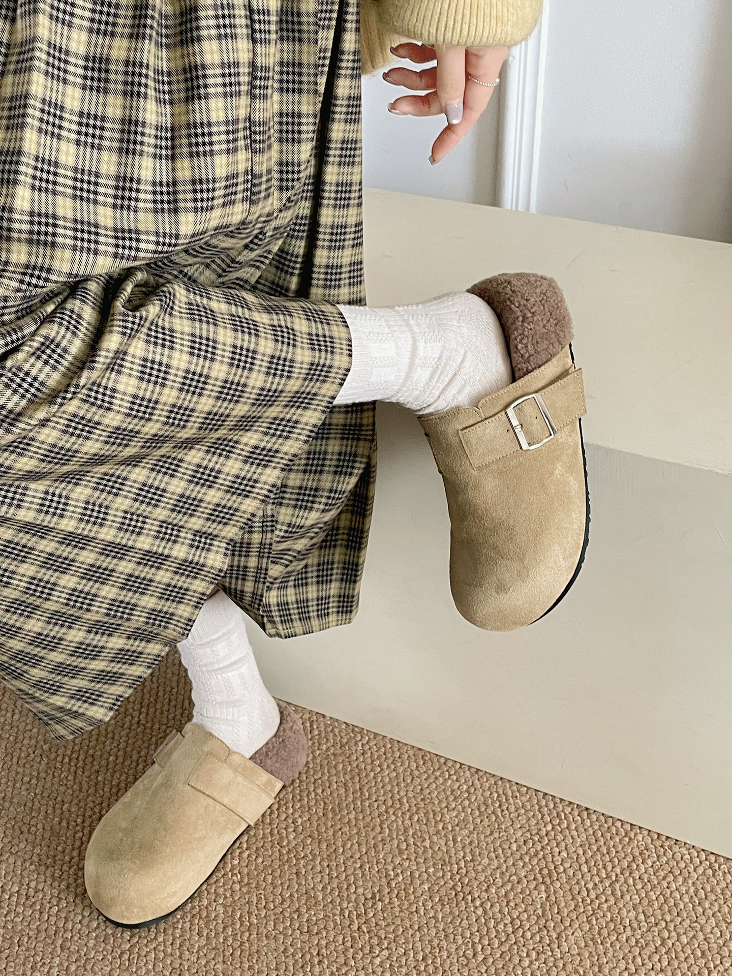 Giày Birkenstock đế dày kiểu retro màu trắng, tăng chiều cao, lót lông mềm mại, kiểu nửa dép, dành cho nữ, mẫu mới thu đông 2025, giữ ấm, mũi kín, chất liệu cotton.