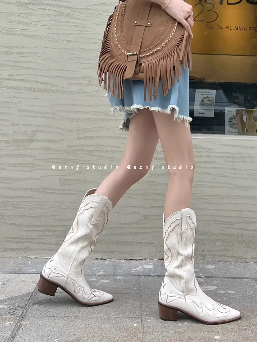 Giày bốt dài đa năng dành cho phụ nữ nhỏ nhắn ở miền Nam, mẫu mới mùa thu đông 2025, kiểu mũi nhọn màu trắng, phong cách cao bồi miền Tây.