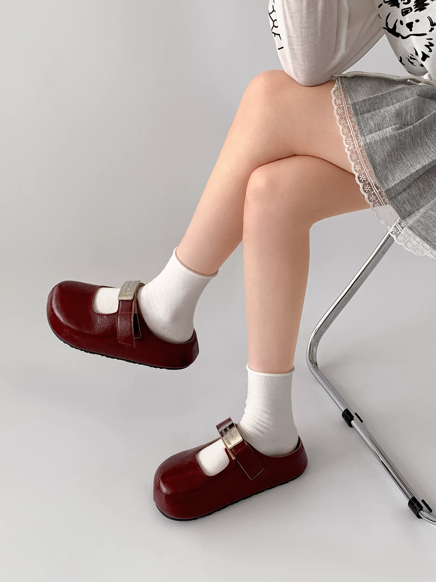 Dép nữ đế cao kiểu retro màu đỏ, mũi kín, đi ngoài trời mùa hè, kiểu mới 2025, thích hợp phối cùng váy, dép nửa đế dày kiểu Birkenstock.