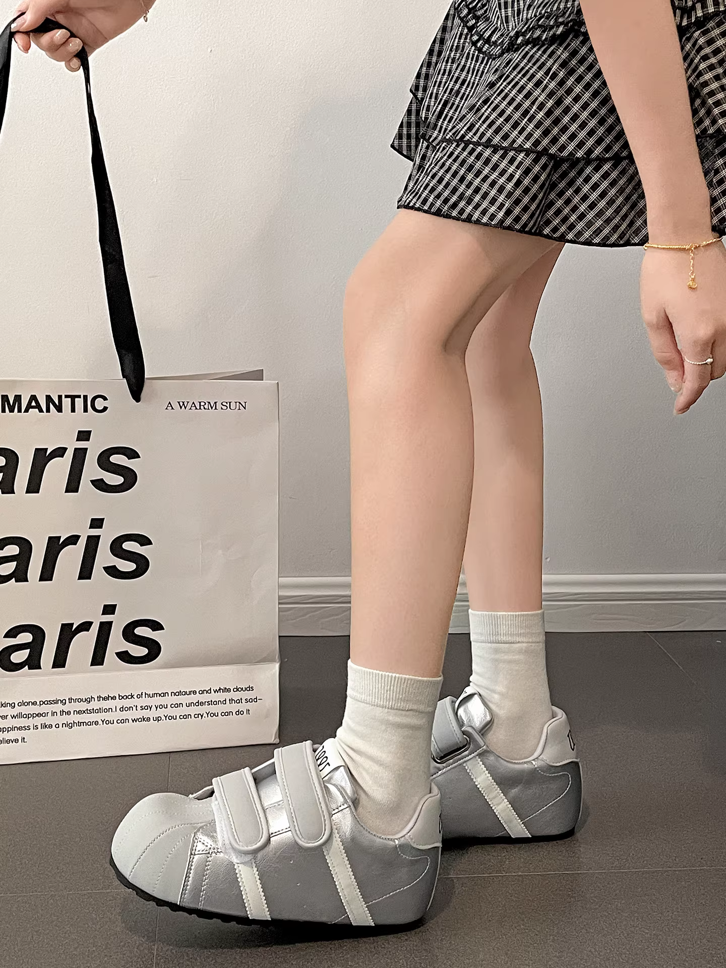 Giày thể thao nữ đế dày màu trắng đa năng, nhẹ, kiểu mới mùa thu 2025, giày tập Đức đế mềm tăng chiều cao có khóa dán.