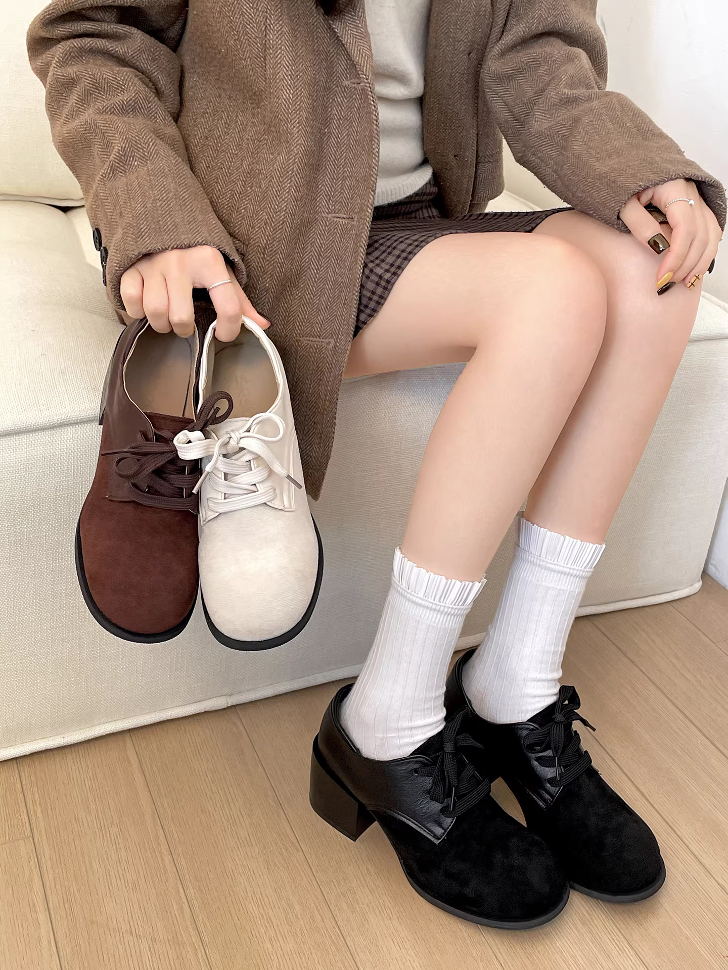 Giày da cao gót chunky kiểu Anh cổ điển màu trắng dành cho nữ, mẫu thu đông 2025 mới, đa năng và tăng chiều cao, phù hợp phối cùng chân váy.