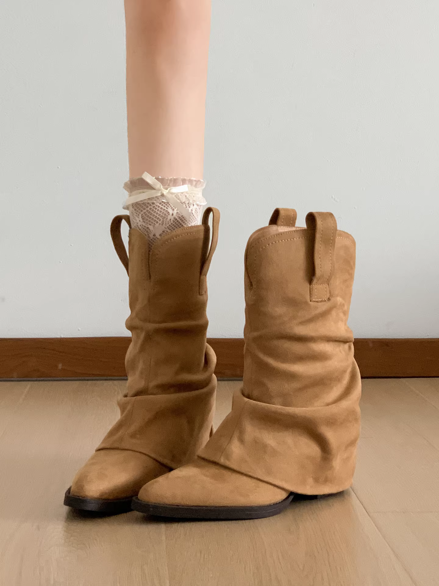 Giày bốt cổ ngắn gót thô kiểu Melard retro miền Nam dành cho nữ, mẫu mới thu đông 2025, mũi nhọn, đế dày, phối cùng chân váy