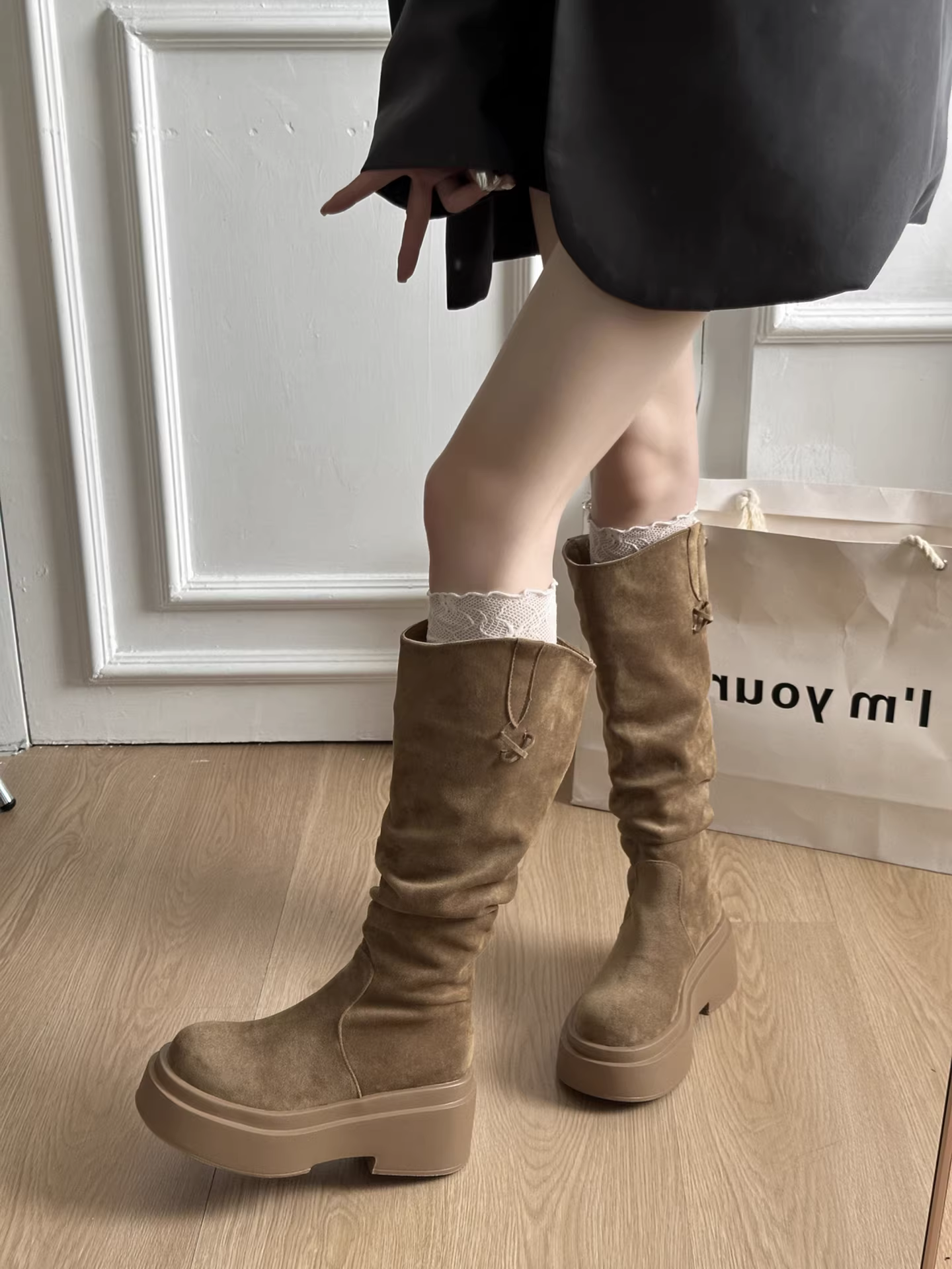 Giày bốt đế dày màu kaki cổ điển dành cho nữ, bốt dài, kiểu thu đông 2025 mới, phối cùng váy, kiểu dáng thon gọn và tăng chiều cao.