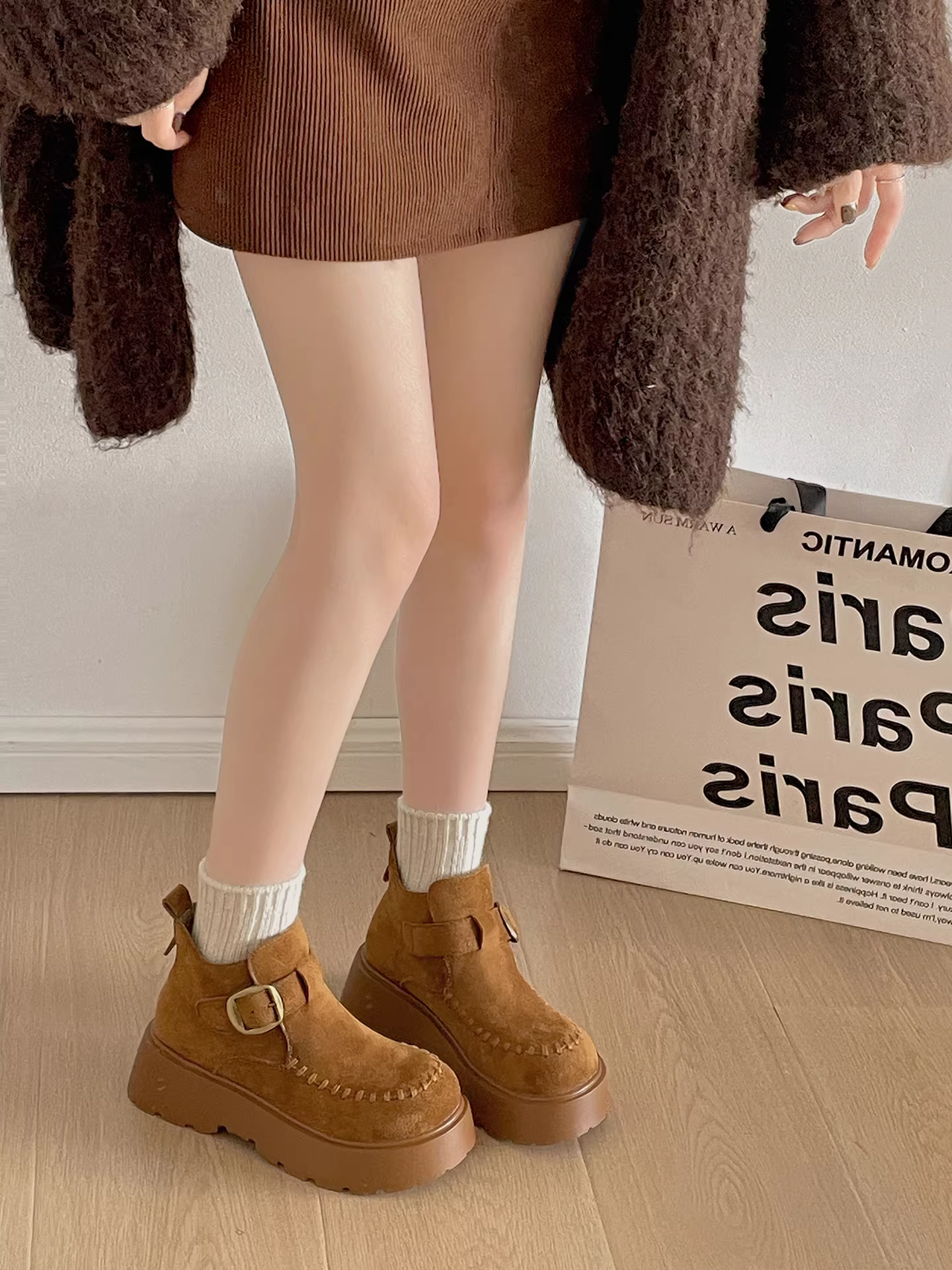 Giày bốt Martin đế dày màu nâu cổ điển dành cho nữ, kiểu dáng mới Thu/Đông 2025, kiểu dáng ôm chân, tăng chiều cao, kiểu Birkenstock.