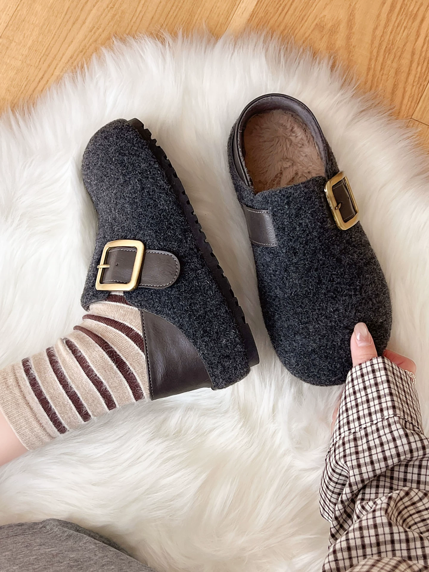 Giày Birkenstock đế dày, lót lông mềm, kiểu dáng cổ điển, có thể mang hai chiều, tăng chiều cao, dành cho nữ, mẫu mới mùa đông 2025, giữ ấm khi đi ngoài trời.