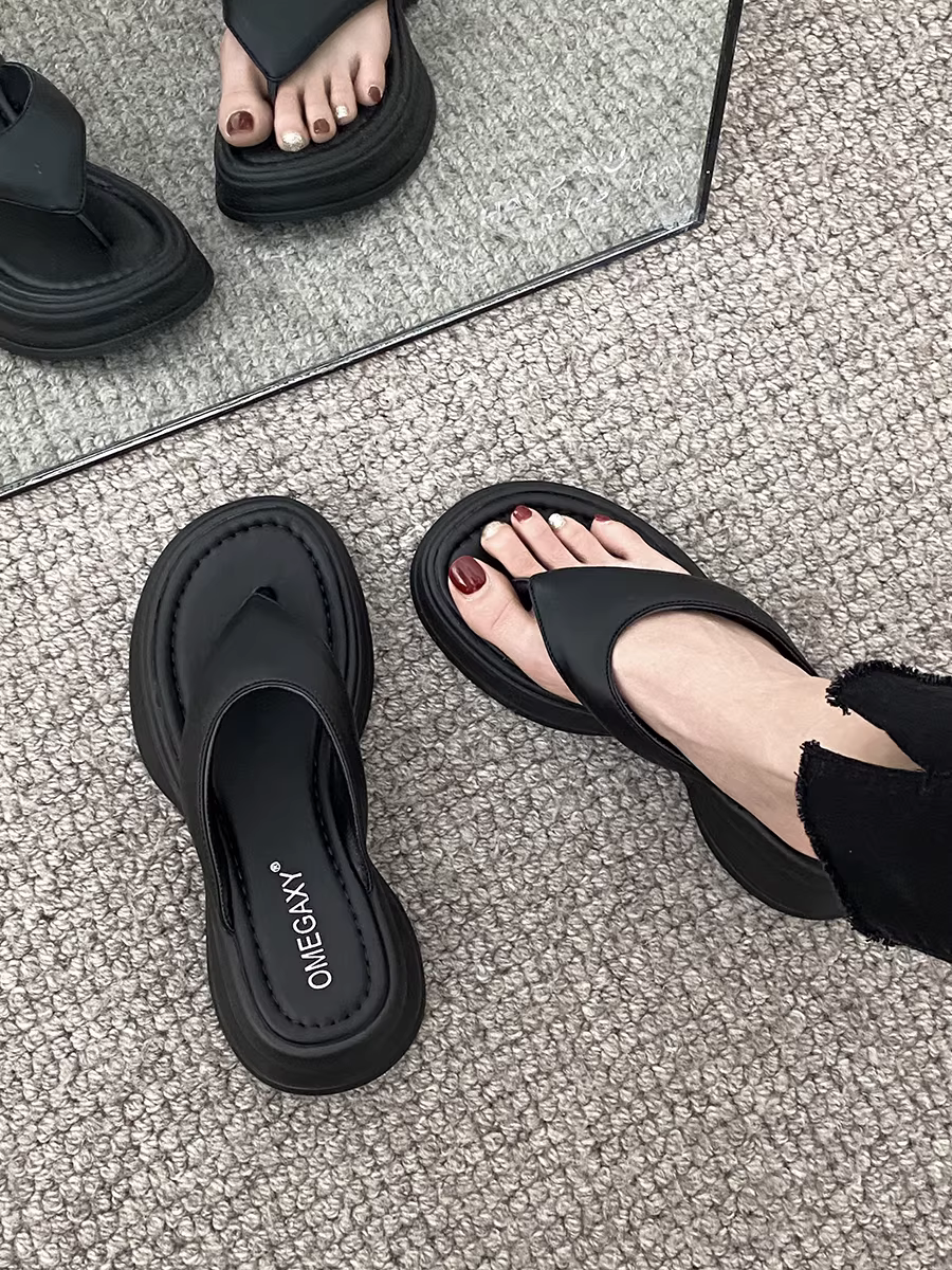 Dép xỏ ngón đế dày chống trơn màu đen nổi tiếng trên mạng dành cho nữ, mặc ngoài trời mùa hè, kiểu mới 2025, dép đi biển đa năng siêu hot.
