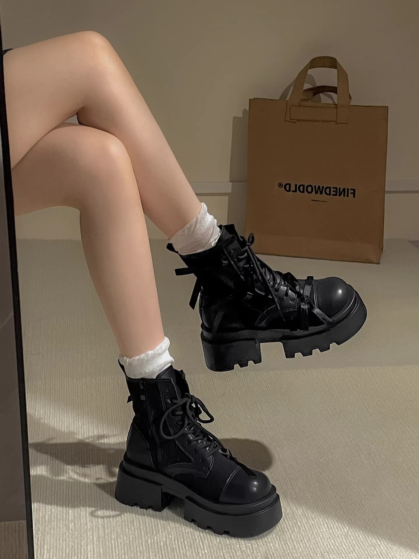 Giày bốt Martin đế dày màu đen cổ điển dành cho nữ, kiểu thu/đông mới 2025, đa năng với chân váy, kiểu Anh.