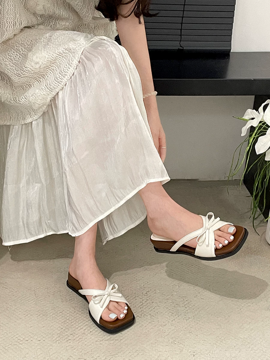 Dép quai ngang trắng retro thời thượng dành cho nữ, kiểu dáng mùa hè 2025 mới, tăng chiều cao, phù hợp với chân váy, dép đế dày.