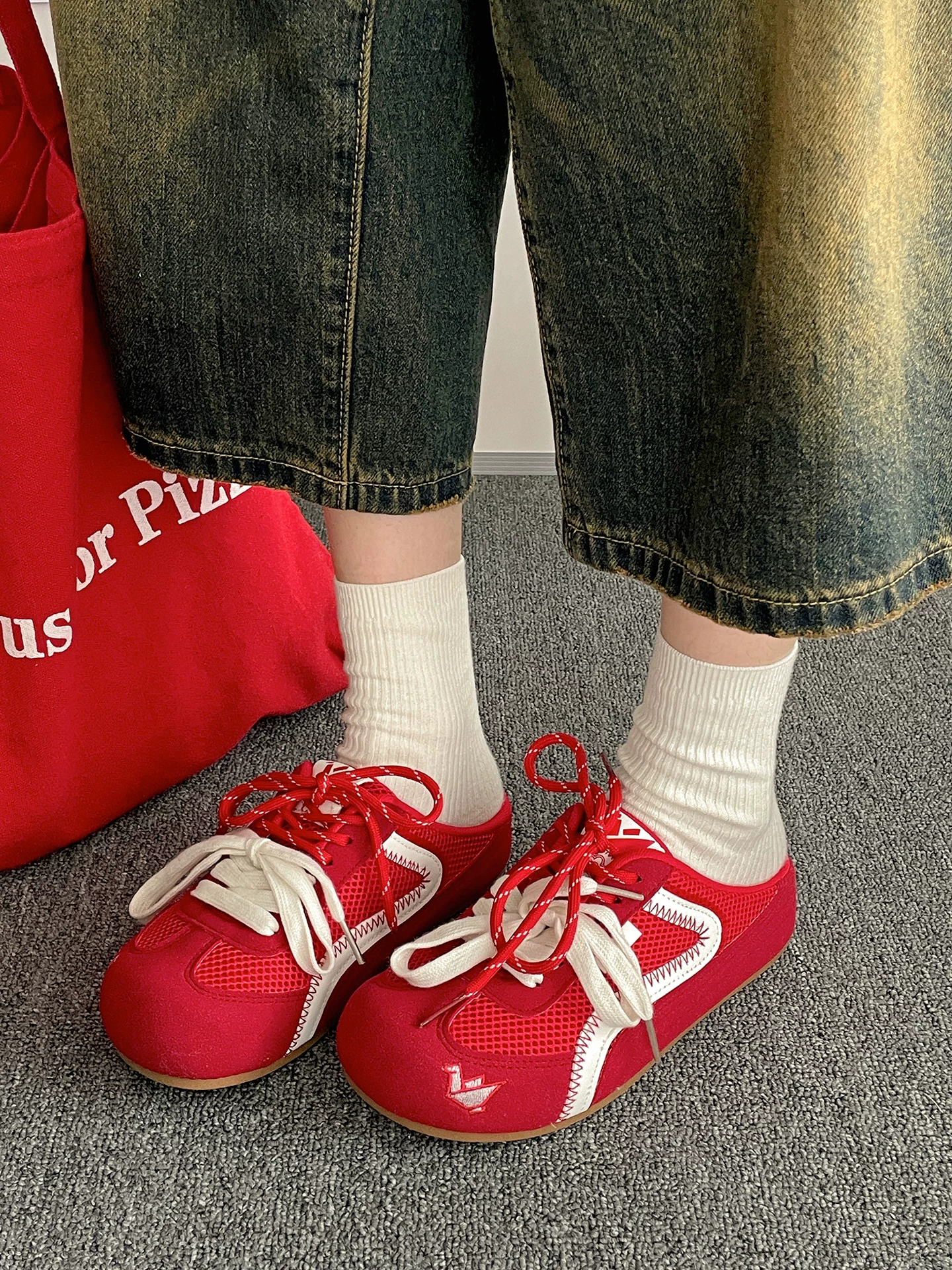 Dép nữ kiểu Pháp chống trơn, đế bằng, mũi kín, nổi tiếng trên mạng, mẫu mới mùa thu 2025, màu đỏ cổ điển, kiểu Birkenstock nửa dép.