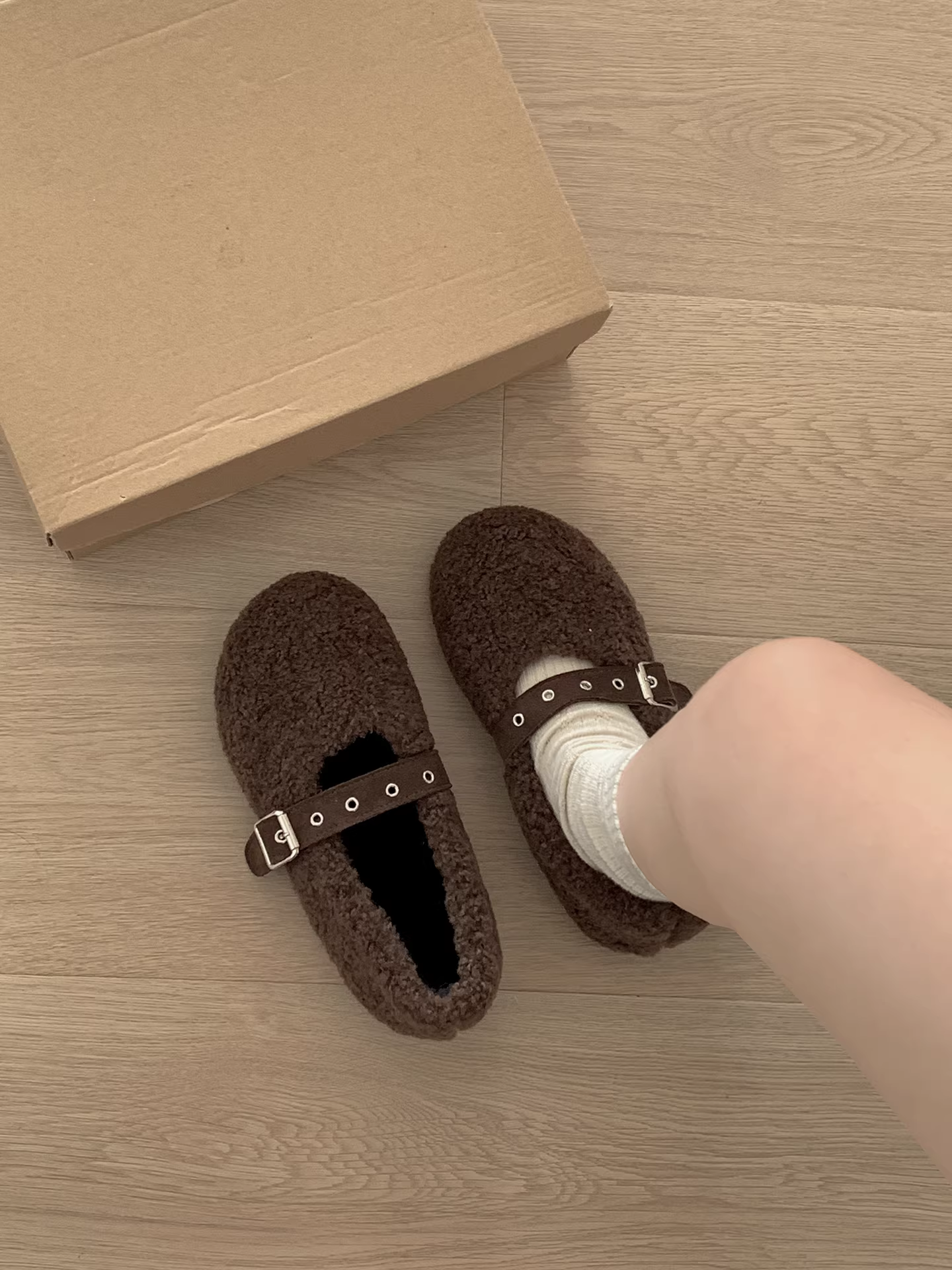 Giày lông dày đế dày kiểu retro màu đỏ dành cho nữ, kiểu mới 2025, giữ ấm mùa đông, đi ngoài trời, lót bông dày