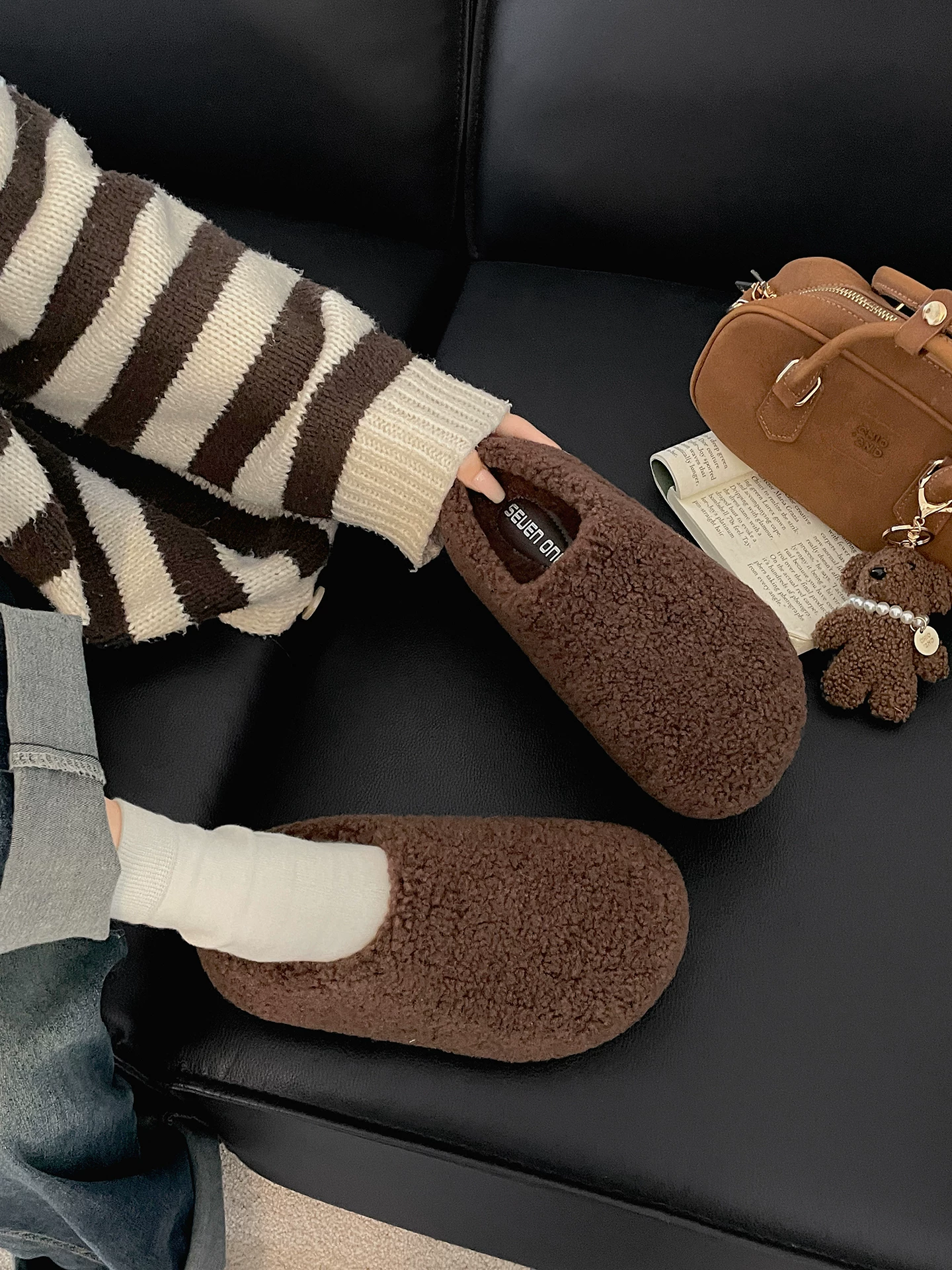 Giày Birkenstock đế dày chống trượt màu đen dành cho nữ, thích hợp để mang ngoài trời, dép bông lông tăng chiều cao đa năng mùa thu đông 2025.