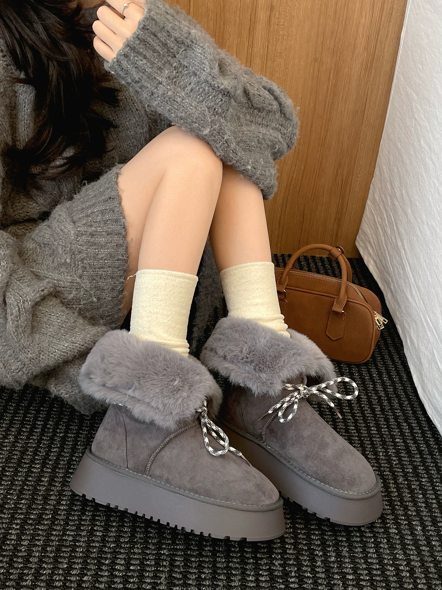 Giày bốt tuyết đế dày lót lông cừu kiểu cổ điển màu nâu dành cho nữ, giày bốt ngắn lông ấm áp mùa đông mới năm 2025, giày cotton.