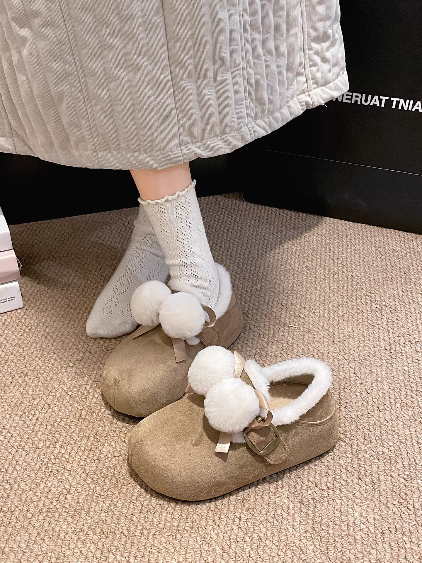 Giày cotton đi tuyết ấm áp, lót lông cừu, đế dày, chống trơn trượt dành cho nữ, mặc ngoài trời mùa đông, mẫu mới 2025, tăng chiều cao, giày Birkenstock kín hoàn toàn.