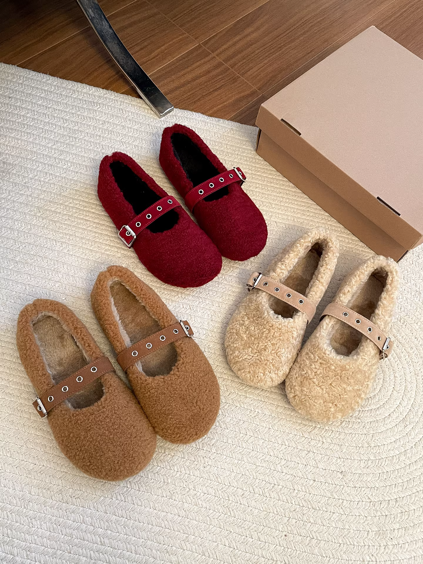 Giày Mary Jane cổ điển lót lông cừu có độ tăng chiều cao ẩn và đế dày dành cho nữ, áo khoác ngoài mùa đông, giày cotton dày dặn ấm áp mới năm 2025.