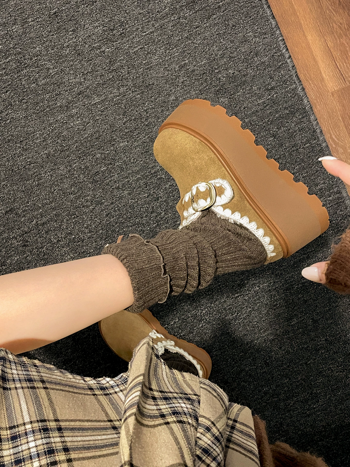 Giày Birkenstock nữ mùa đông 2025 kiểu retro trắng, đế dày chống trơn, chất liệu nhung mềm, kiểu nửa dép, tăng chiều cao, giữ ấm bằng cotton