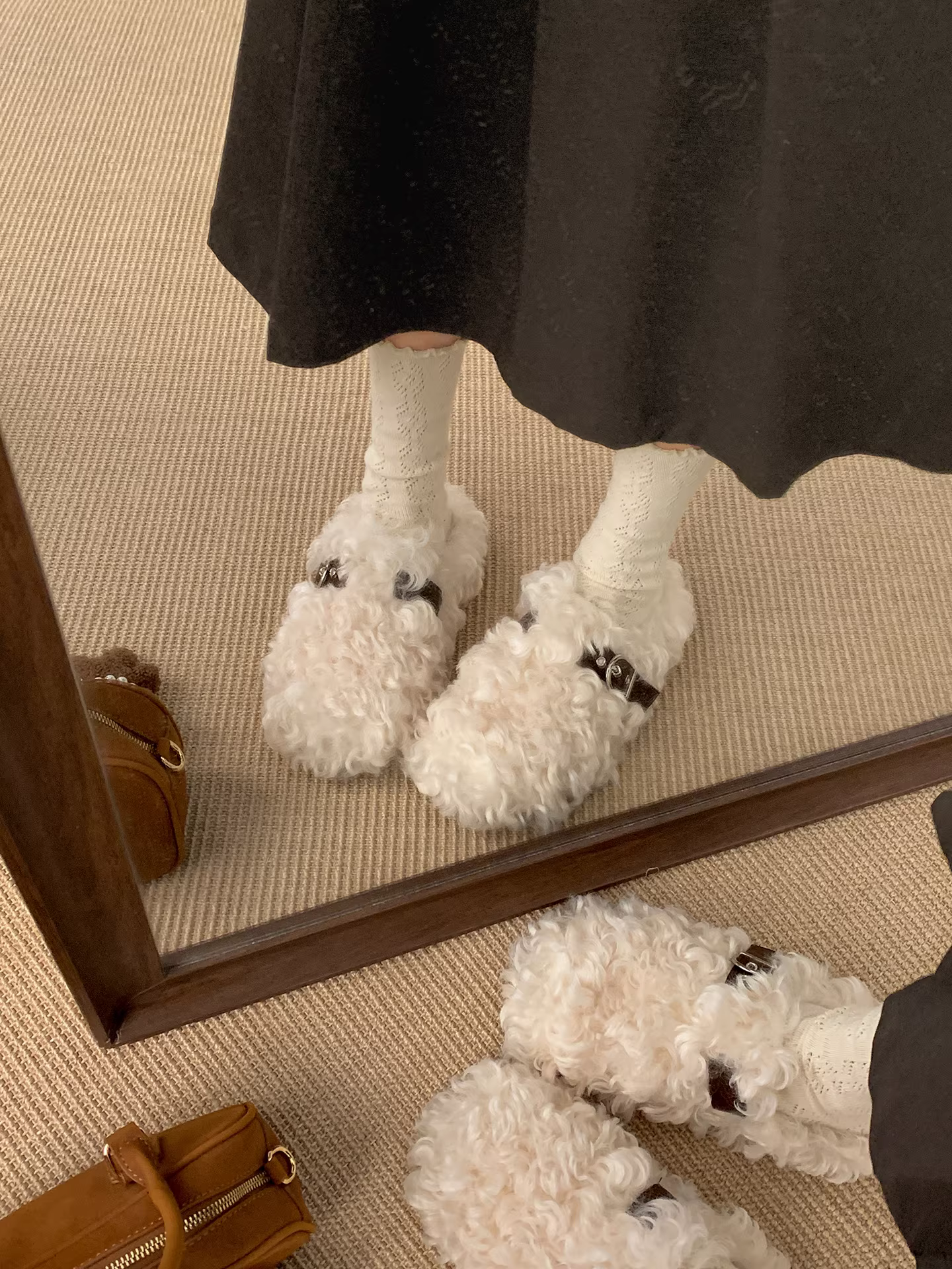 Đôi dép lê nữ đế dày, lót lông mềm mại, kiểu cổ điển, thích hợp đi ngoài trời, mẫu mới mùa đông 2025, giữ ấm, mũi kín.