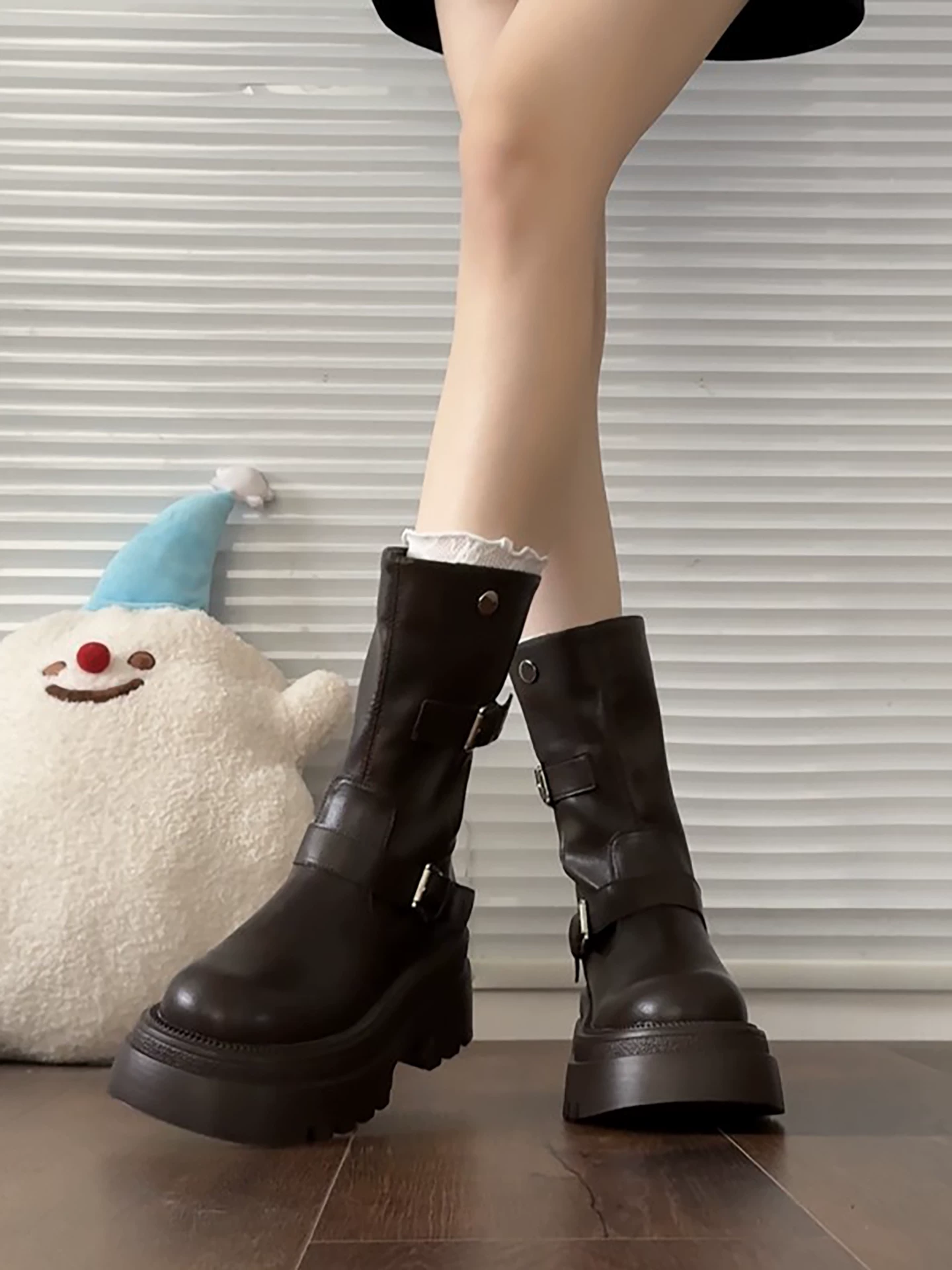 Giày bốt Martin đế dày phong cách Anh cổ điển màu đen dành cho nữ, mẫu mới thu đông 2025, tăng chiều cao, thon gọn, kiểu dáng hiệp sĩ, cổ ngắn