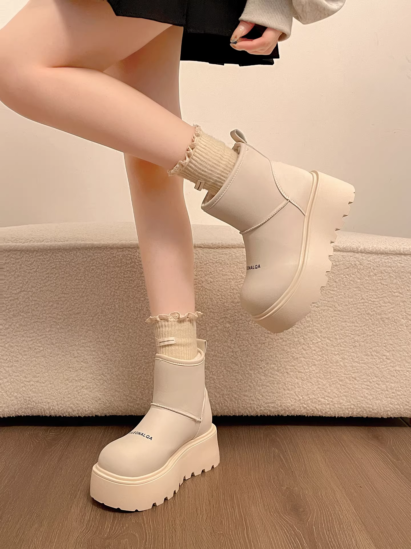 Giày bốt đi tuyết đế dày lót lông cừu màu trắng dành cho nữ, mẫu mới mùa đông 2025, giày cotton chống trượt tăng chiều cao dày dặn kiểu Đông Bắc.