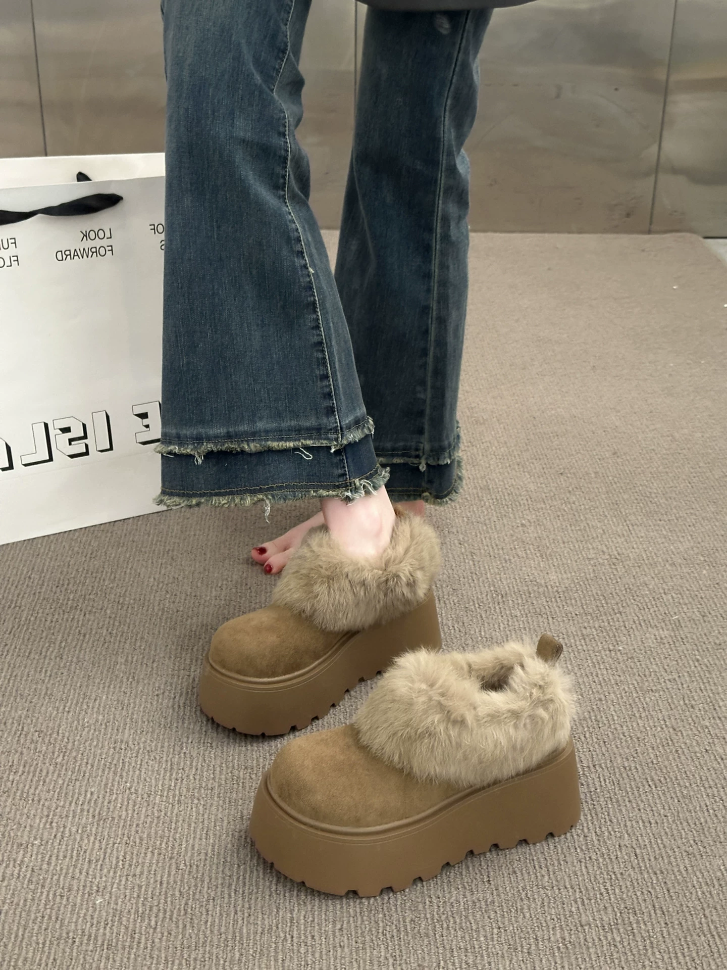 Giày đế xuồng kiểu Pháp cổ điển, lót lông cừu dày dặn dành cho nữ, mẫu mới mùa đông 2025, ấm áp và thích hợp đi ngoài trời, giày Birkenstock lông thú tăng chiều cao.