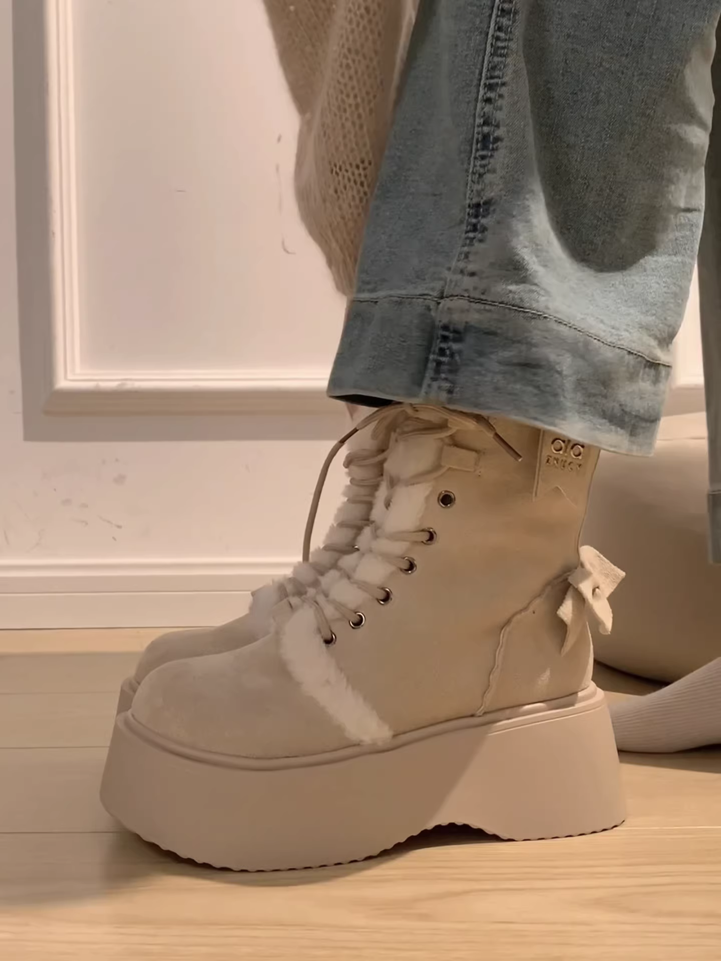 Giày bốt mùa đông nữ 2025 mới, lót lông mềm mại, đế dày chống trơn trượt, tăng chiều cao, ấm áp, kiểu dáng cổ điển bằng vải cotton dành cho vùng Đông Bắc.