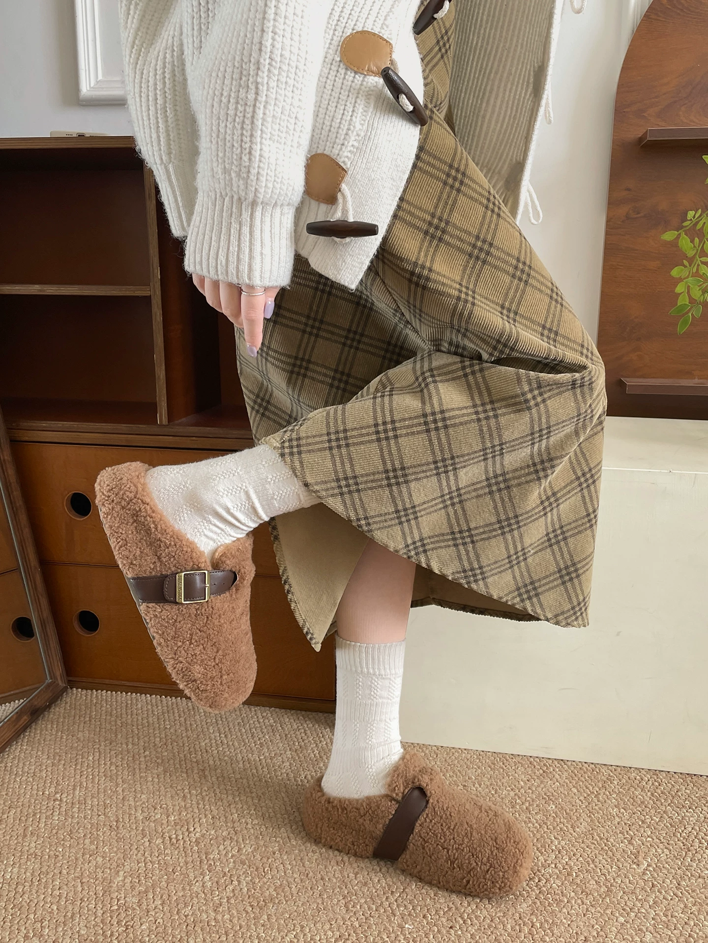 Đôi dép lê nữ đế dày lót lông mềm mại, thích hợp đi ngoài trời, kiểu dáng cổ điển mùa thu đông 2025, kiểu Birkenstock, chất liệu cotton.