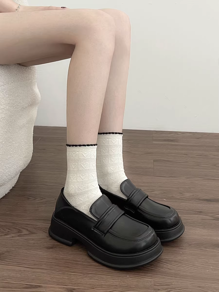 Giày lười nữ đế dày kiểu Pháp đen, mẫu mới thu 2025, đa năng, gót dày, mũi tròn, phong cách retro Anh, giày da nhỏ gọn