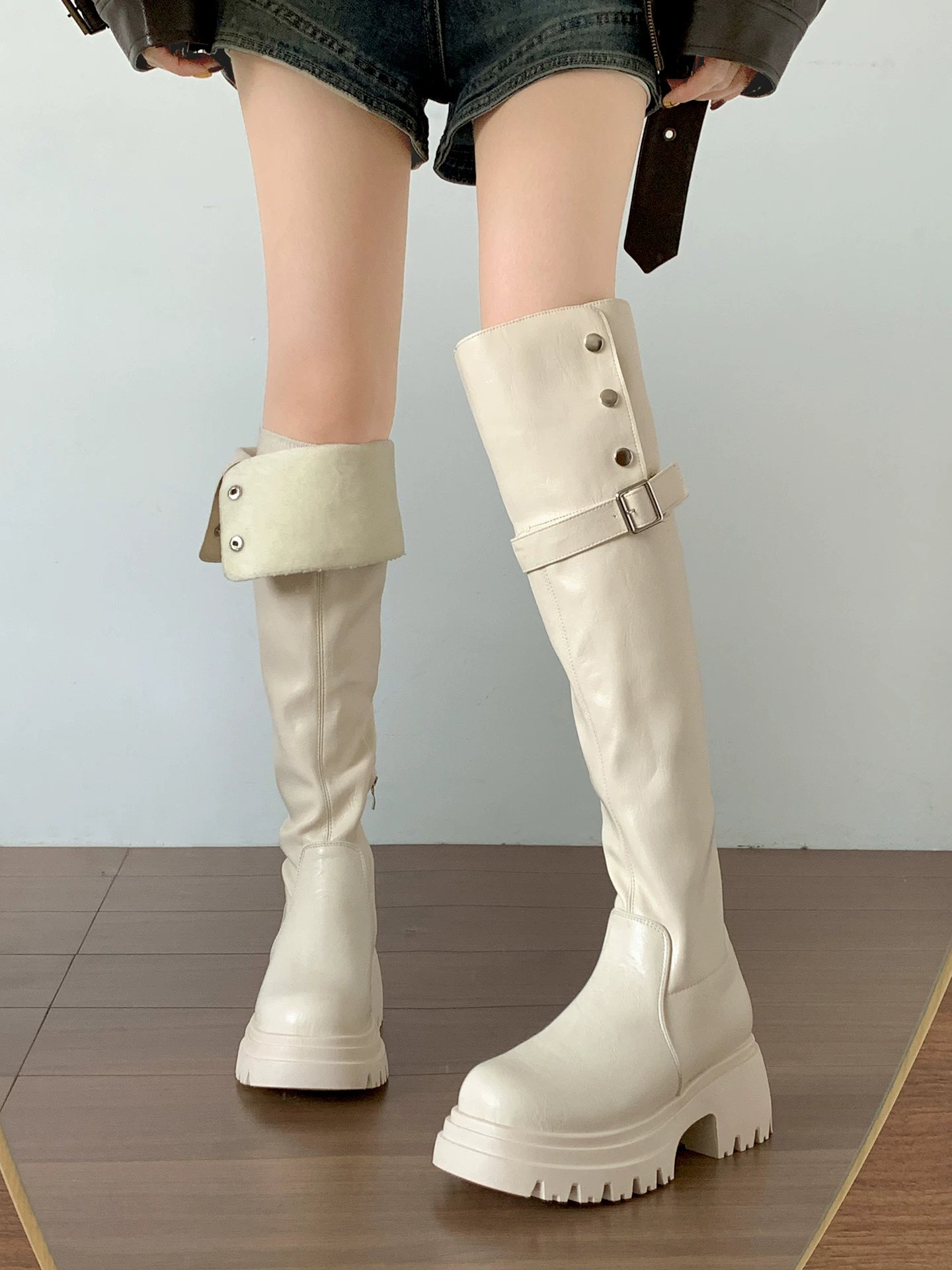 Giày bốt đế dày lót lông cừu cao quá đầu gối màu trắng dành cho nữ, kiểu dáng mới mùa thu đông 2025, tăng chiều cao, tôn dáng, kiểu dáng đi cưỡi ngựa
