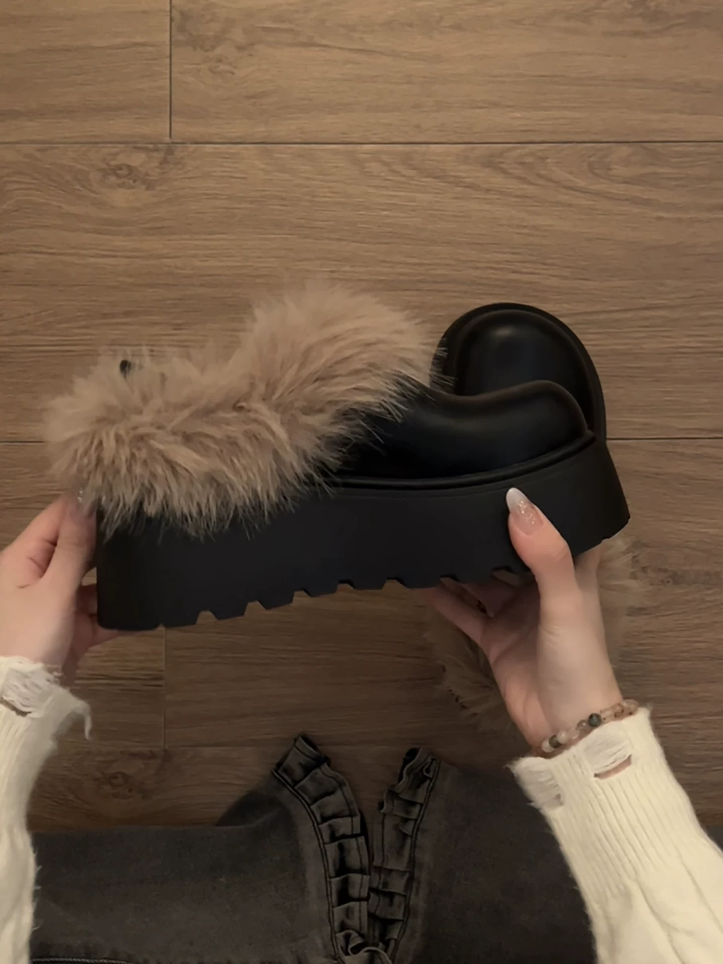 Giày bông giữ ấm đế dày đi ngoài trời tăng chiều cao màu đen dành cho nữ, kiểu mới mùa đông 2025, lót lông cừu và dày dặn kiểu Birkenstock.