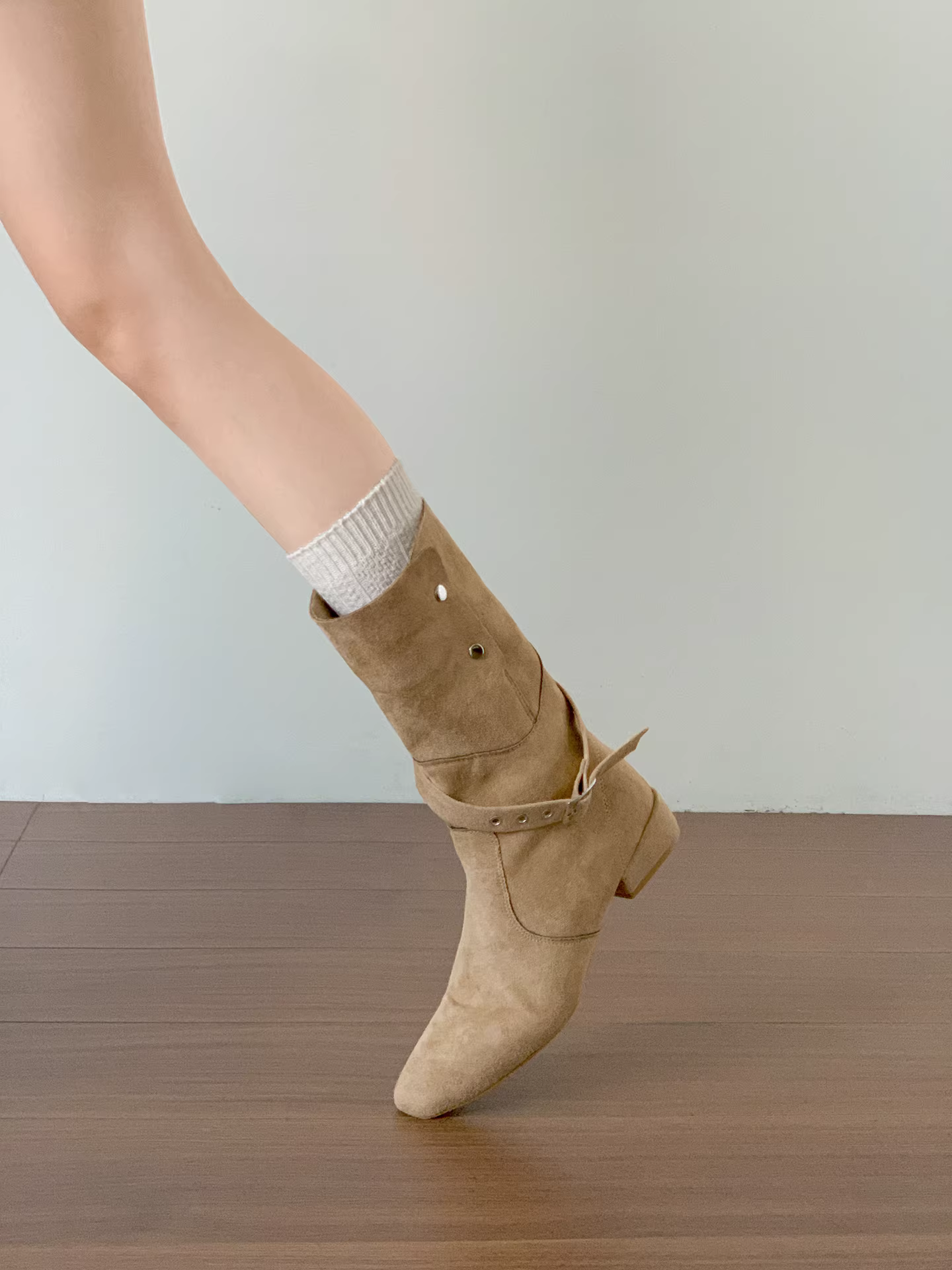 Giày bốt cao gót chunky retro màu kaki dành cho nữ, mẫu mới thu đông 2025, đa năng, kiểu ngắn, dành cho người nhỏ nhắn, tăng chiều cao và thon gọn.