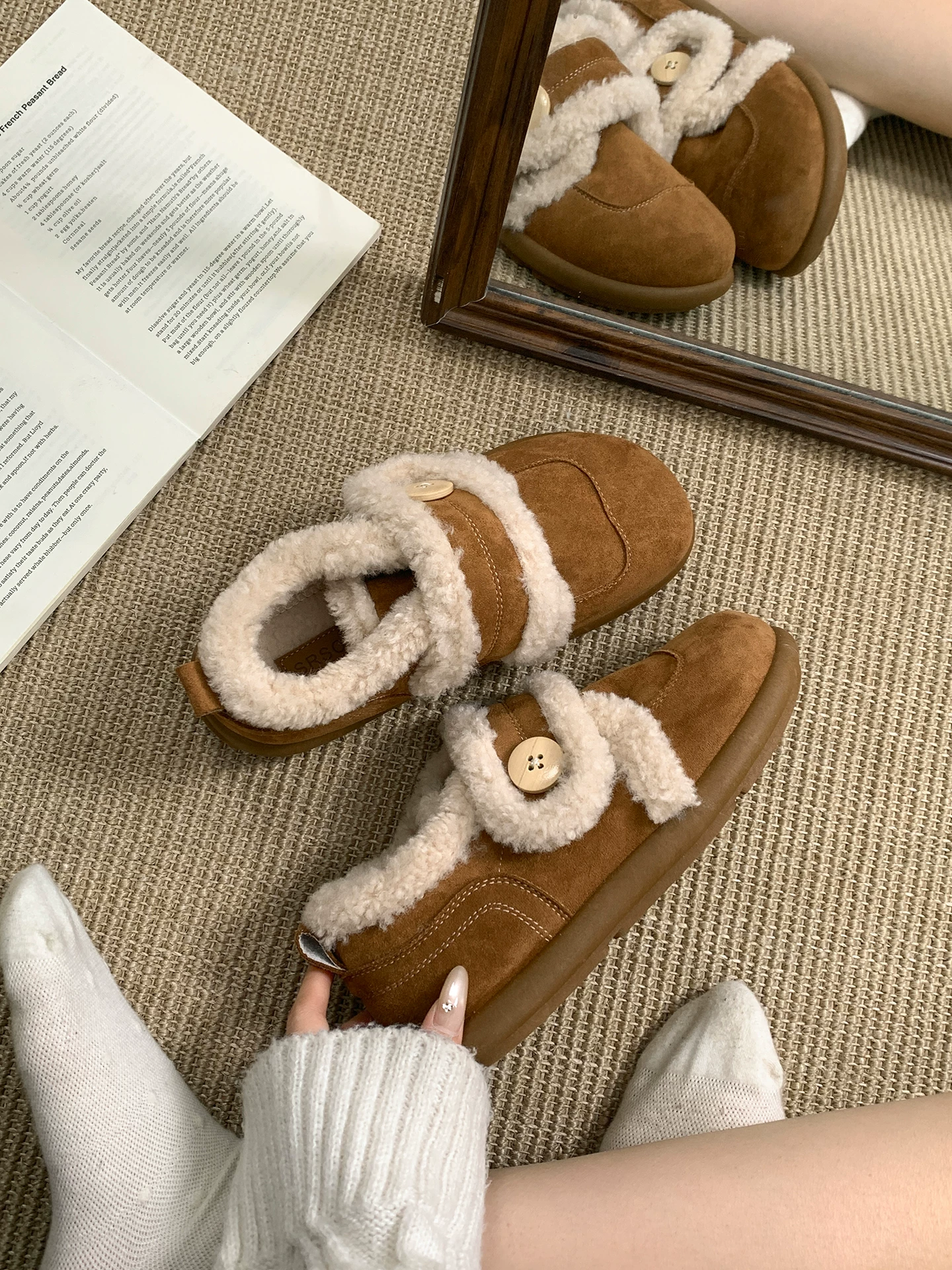 Giày bông tuyết đế dày chống trượt, lót lông cừu phong cách Đông Bắc dành cho nữ, mặc ngoài trời mùa đông, mẫu mới 2025, giày Birkenstock đế mềm tăng chiều cao.