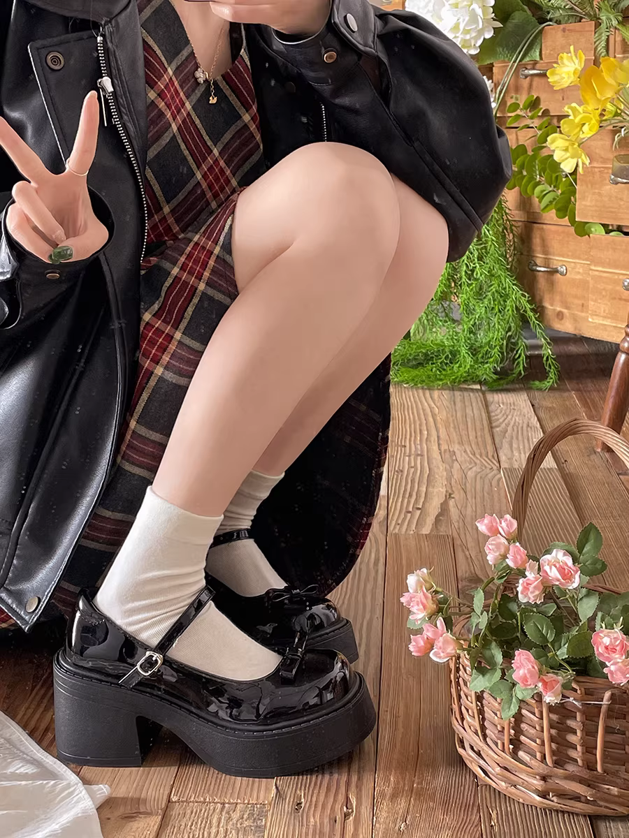 Giày da nữ đế thô mũi tròn màu trắng kiểu Mary Jane, mùa thu mới 2025, đa năng, phối chân váy, gót cao