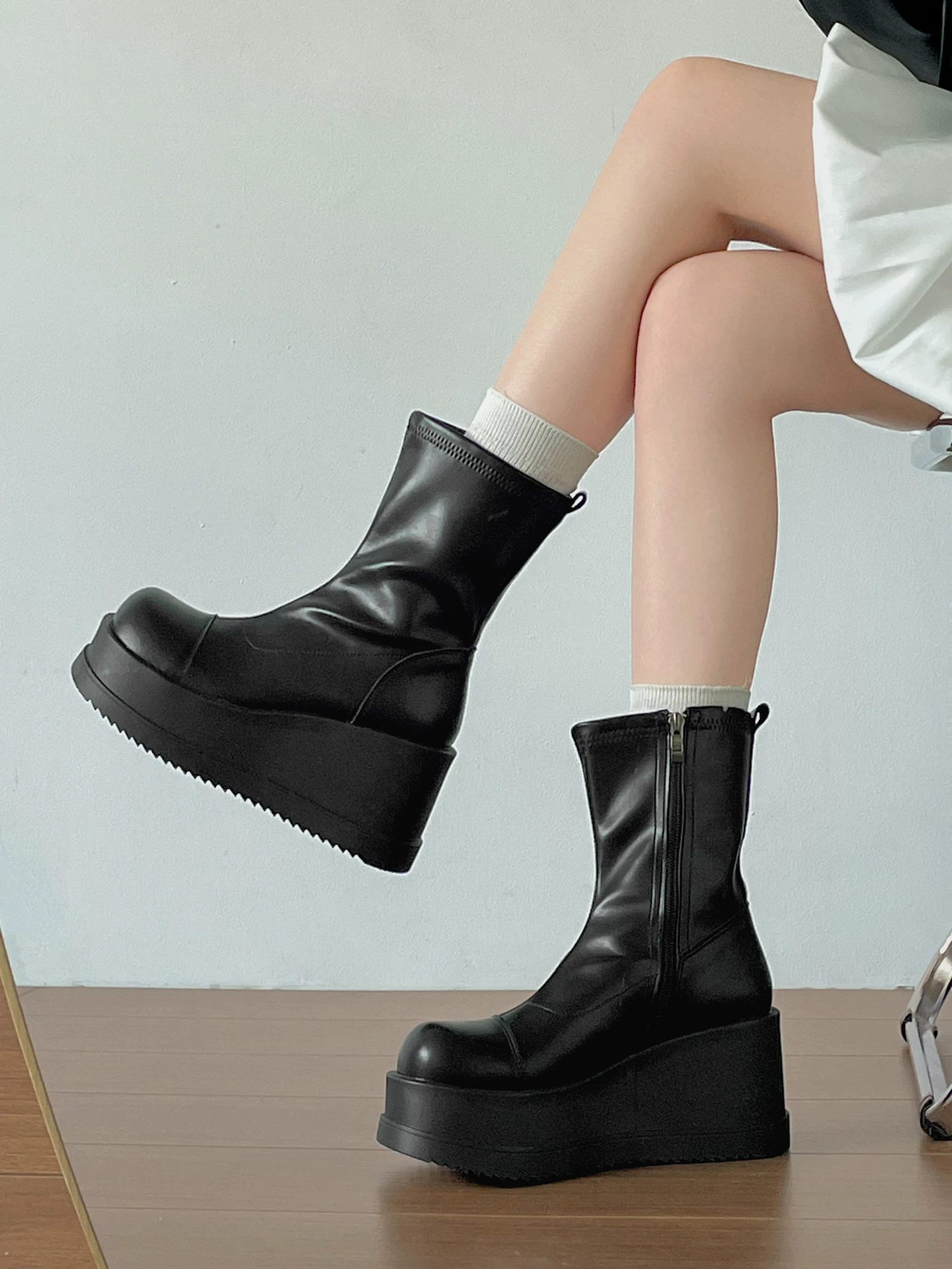 Giày bốt Martin đế dày phong cách retro Anh quốc cao cấp màu trắng dành cho nữ, mẫu mới thu đông 2025, kiểu dáng đa năng, phối hợp tốt với chân váy.