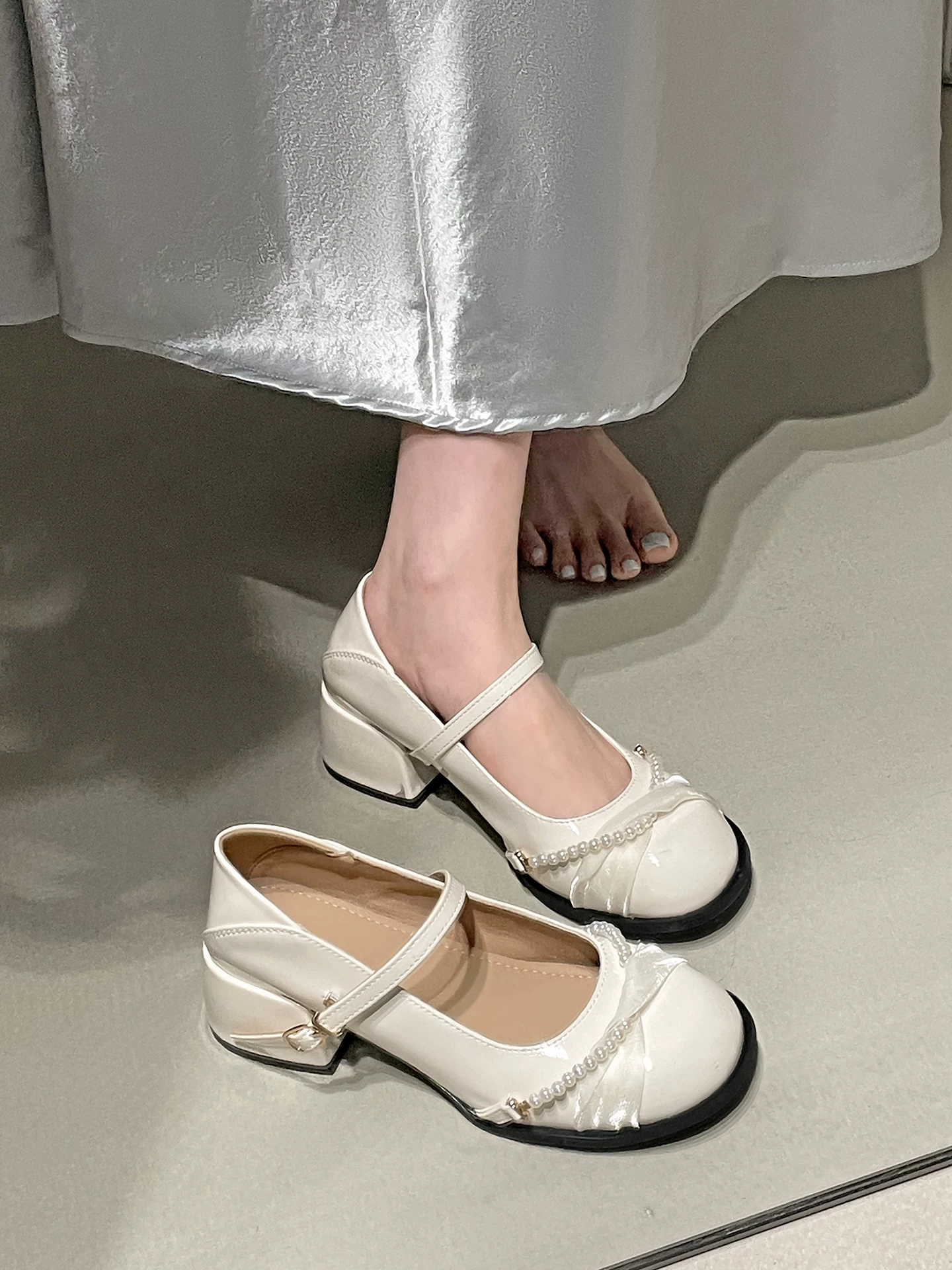 Giày nữ đế dày, mũi tròn, kiểu Pháp, màu trắng, mẫu mới thu 2025, thích hợp phối cùng chân váy, giày Mary Jane đế mềm tăng chiều cao.
