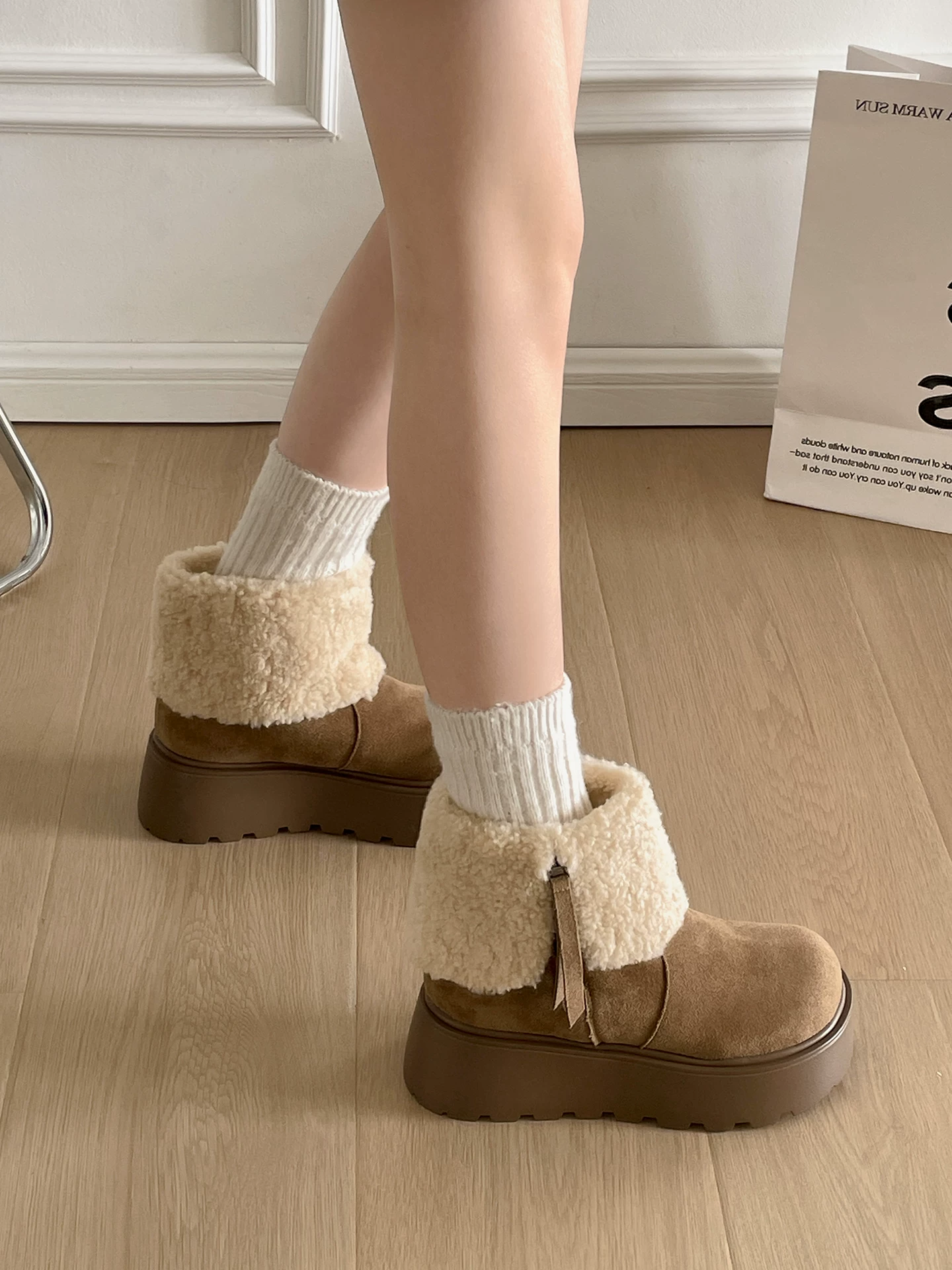 Giày bốt đi tuyết đế dày chống trượt lót lông cừu màu kaki dành cho nữ, giày cotton kiểu Birkenstock lông thú mùa đông mới năm 2025.