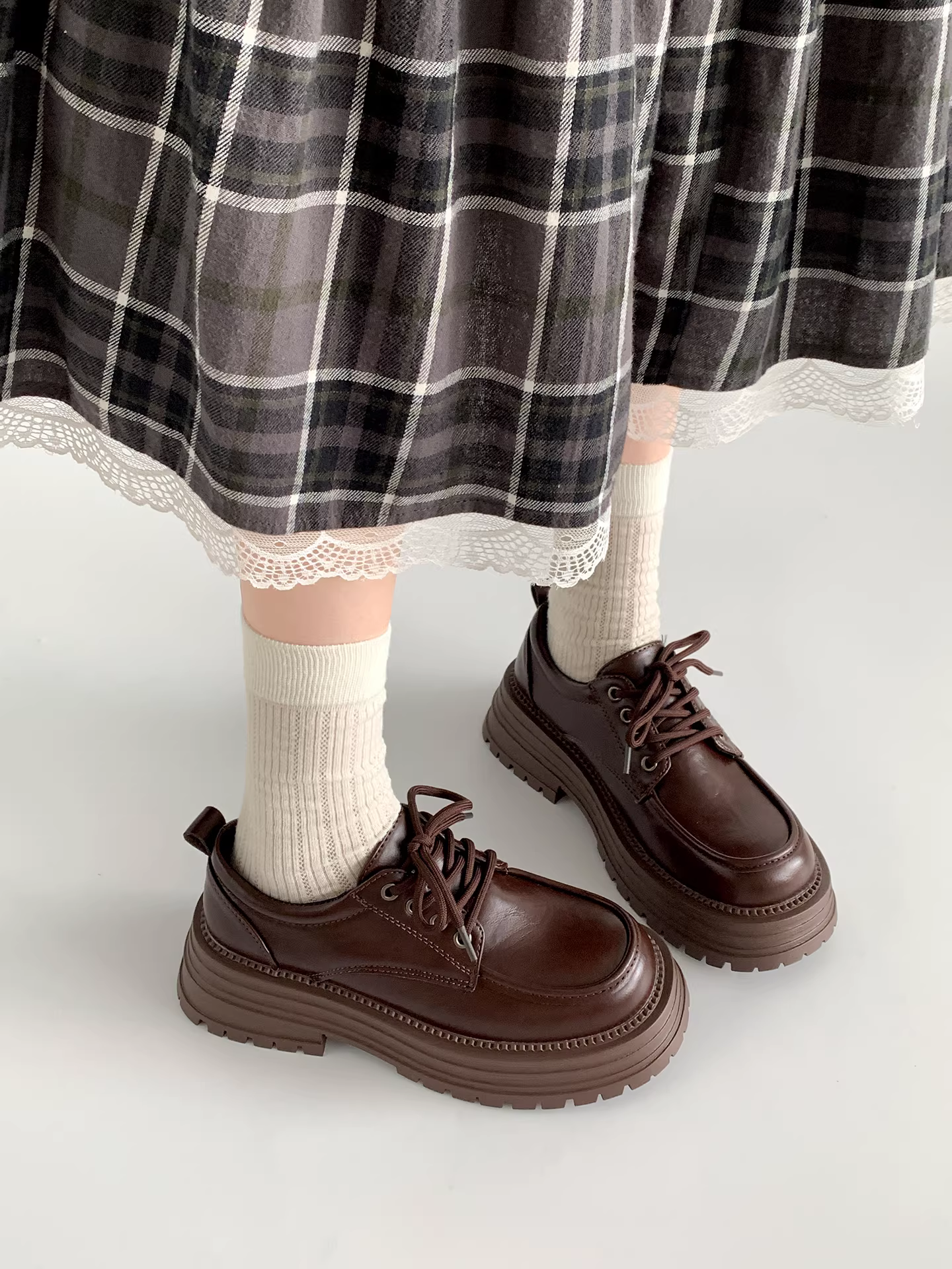 Giày da nữ đế xuồng chunky kiểu Anh đen, phong cách JK, mới năm 2025, đa năng, phối chân váy, tăng chiều cao, kiểu retro.