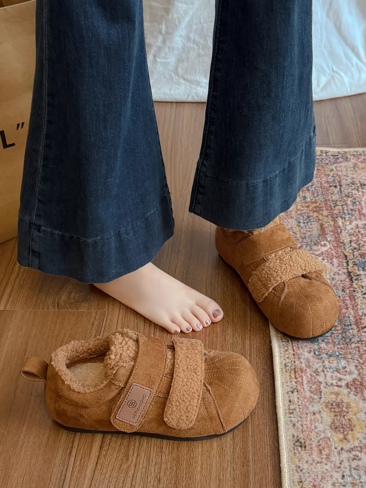 Giày bông tuyết đế dày lót lông cừu kiểu cổ điển dành cho nữ, mùa đông 2025 kiểu mới, đi ngoài trời, giày tập Đức ấm áp lông xù.