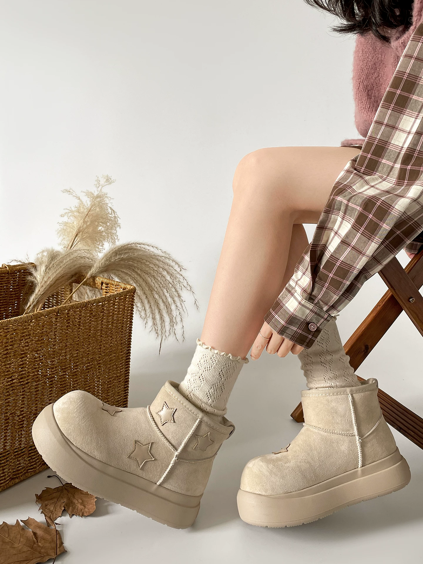 Giày bốt tuyết đế dày chống trơn màu trắng cổ điển dành cho nữ, kiểu dáng mùa đông mới 2025, lót lông cừu và dày dặn để giữ ấm.