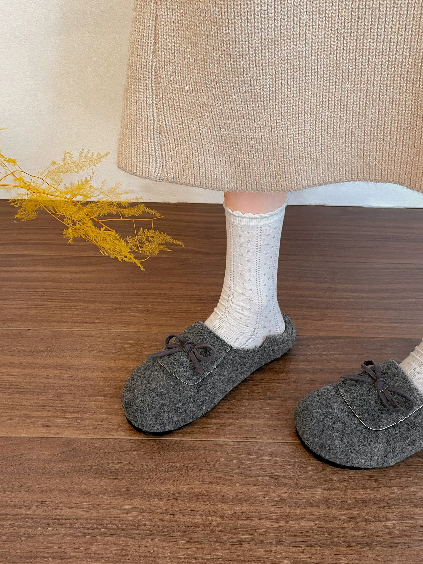 Giày lông dày đế cao màu đỏ cổ điển dành cho nữ, thích hợp đi ngoài trời, giày Birkenstock lông mềm ấm áp mùa thu đông 2025 mới.