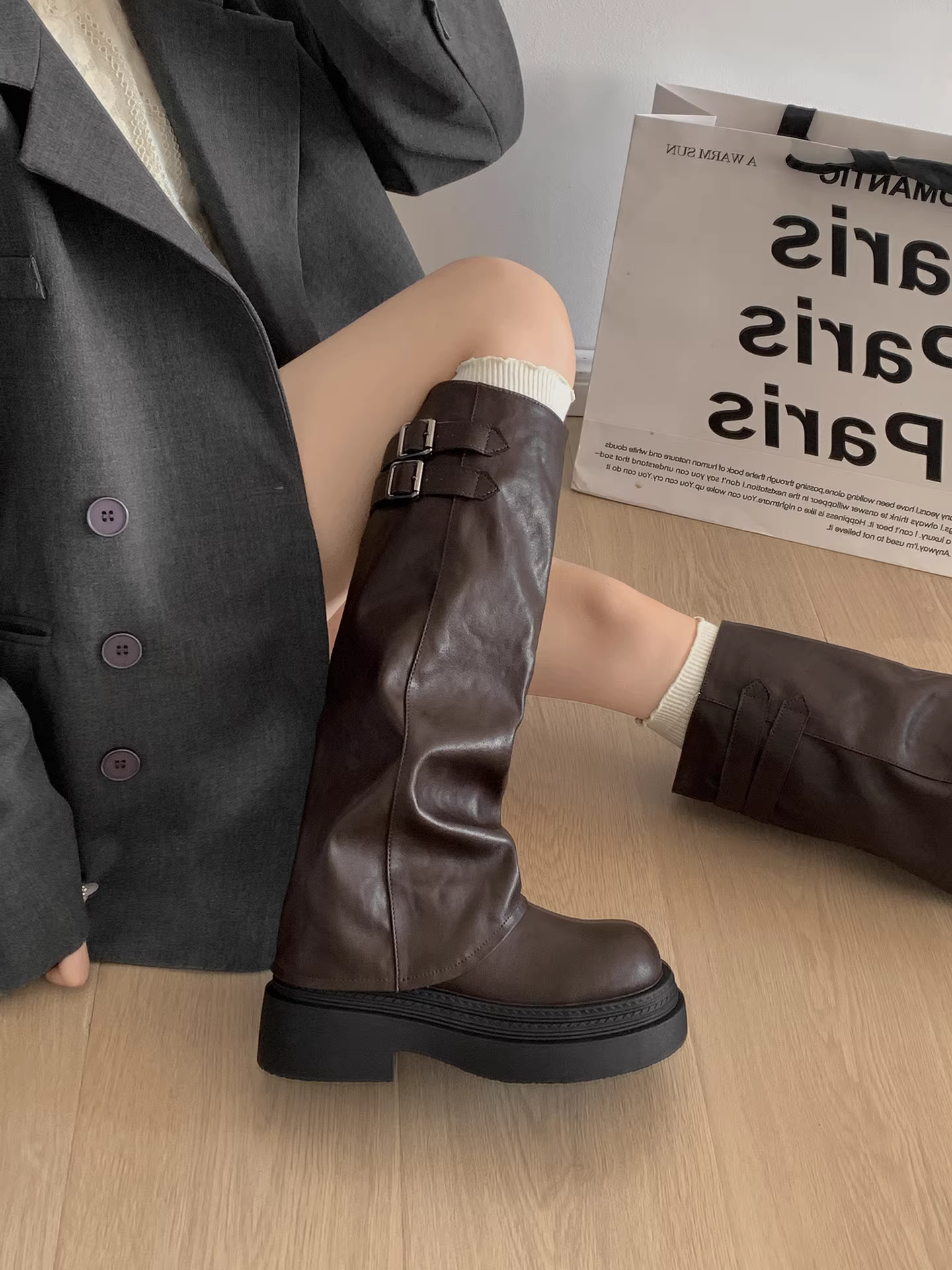 Giày bốt đế dày màu đen phong cách retro Nam Trung Quốc dành cho nữ, kiểu dáng mới Thu Đông 2025, phối cùng chân váy và giúp thon gọn chân