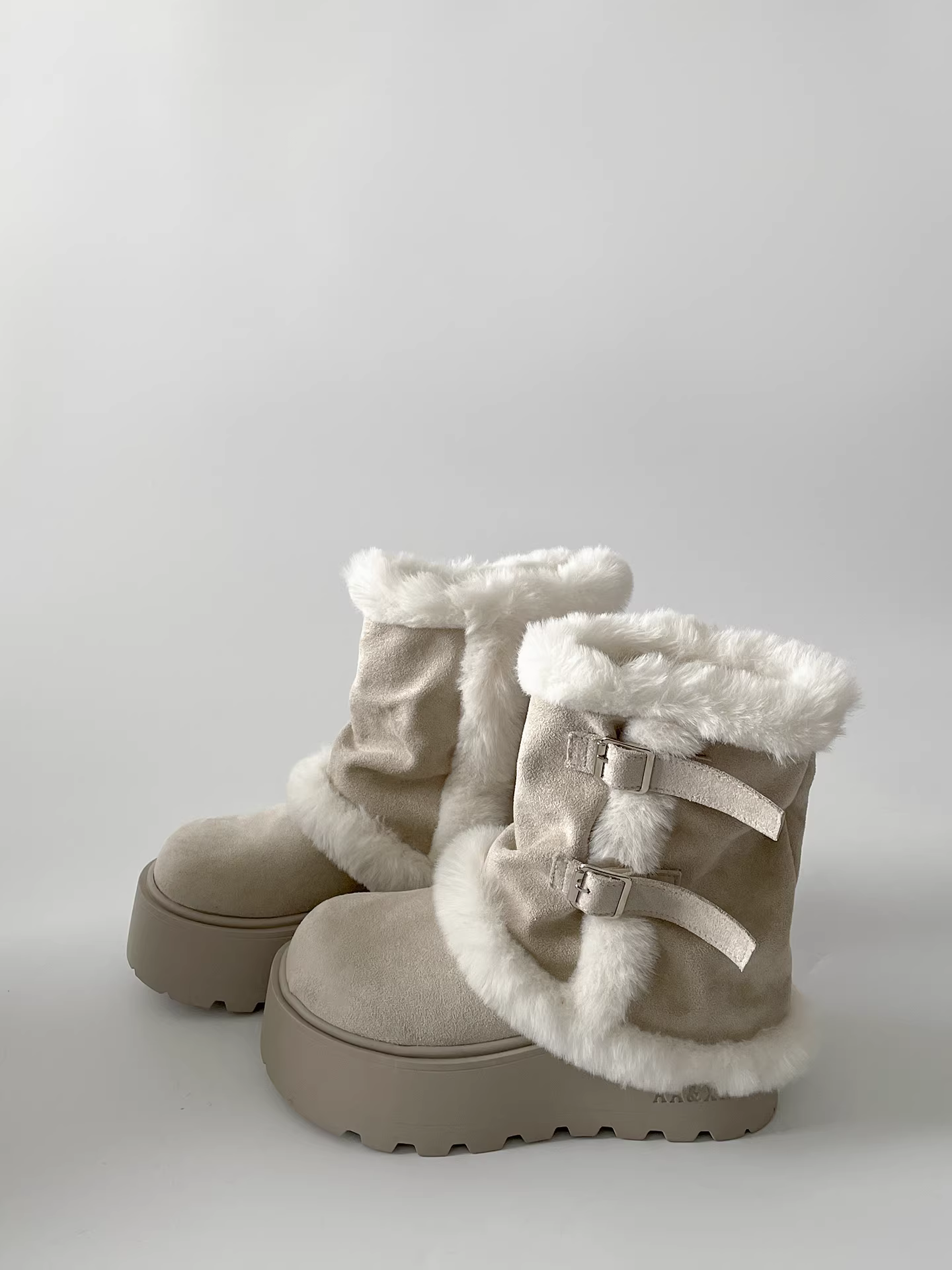 Giày bốt tuyết cổ điển đế dày lót lông cừu ấm áp dành cho nữ, giày cotton kiểu Birkenstock lông thú mùa đông mới 2025.