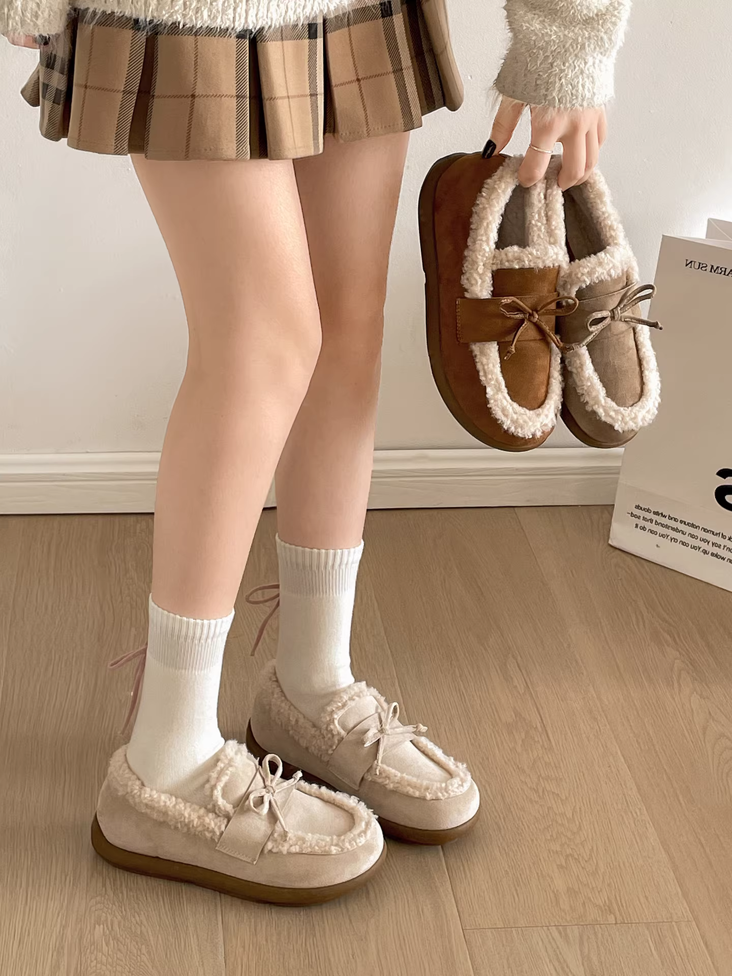 Giày cotton Birkenstock đế dày phong cách cổ điển kiểu Pháp lót lông cừu và dày dặn dành cho nữ, mẫu mới mùa đông 2025, chống trơn trượt, đi ngoài trời, giày lông ấm áp.