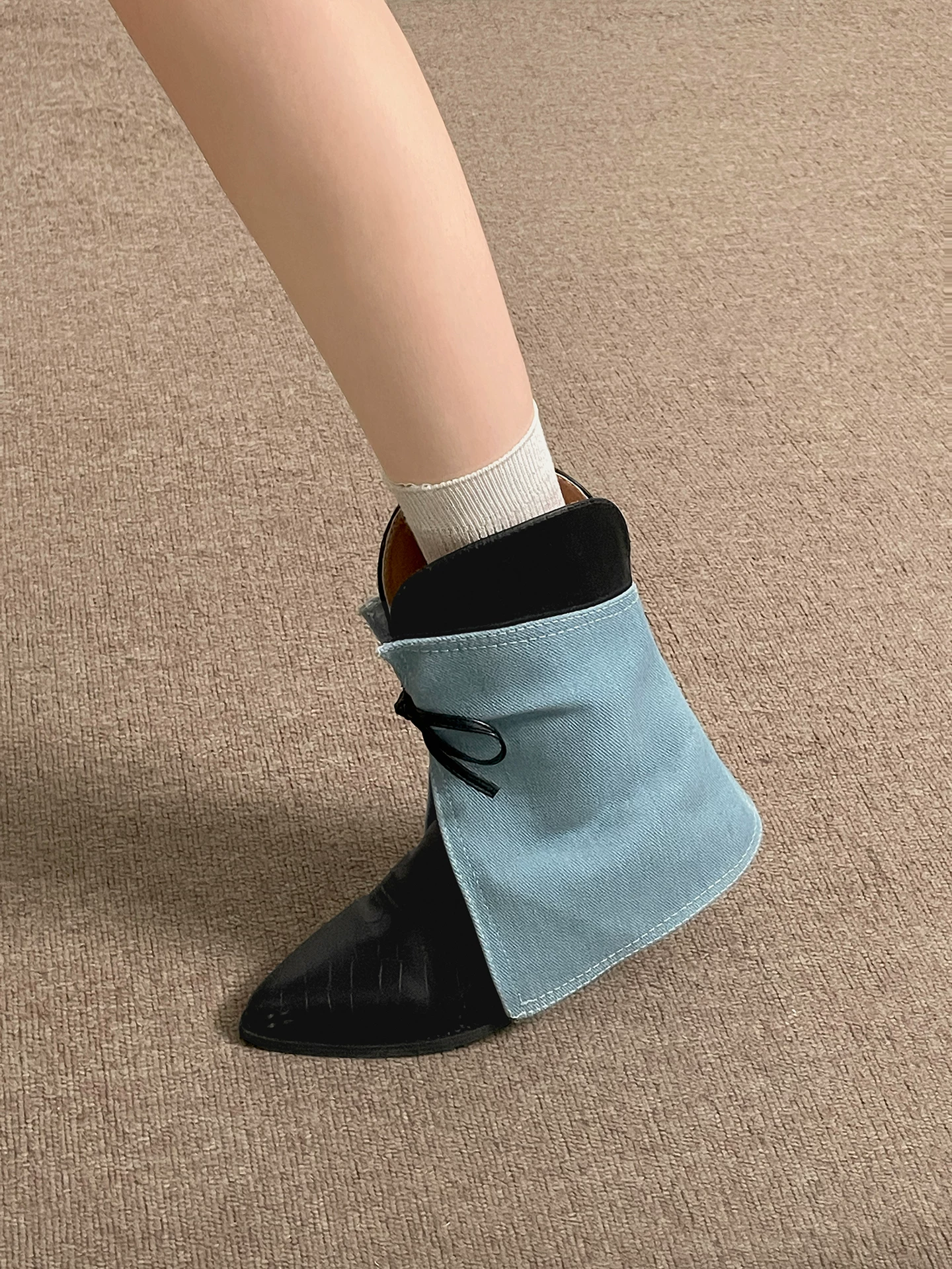 Giày bốt đế xuồng mũi nhọn đa năng dành cho nữ ở miền Nam, kiểu mới thu đông 2025, phối cùng chân váy, giày bốt cổ ngắn đế mềm tăng chiều cao phong cách retro.