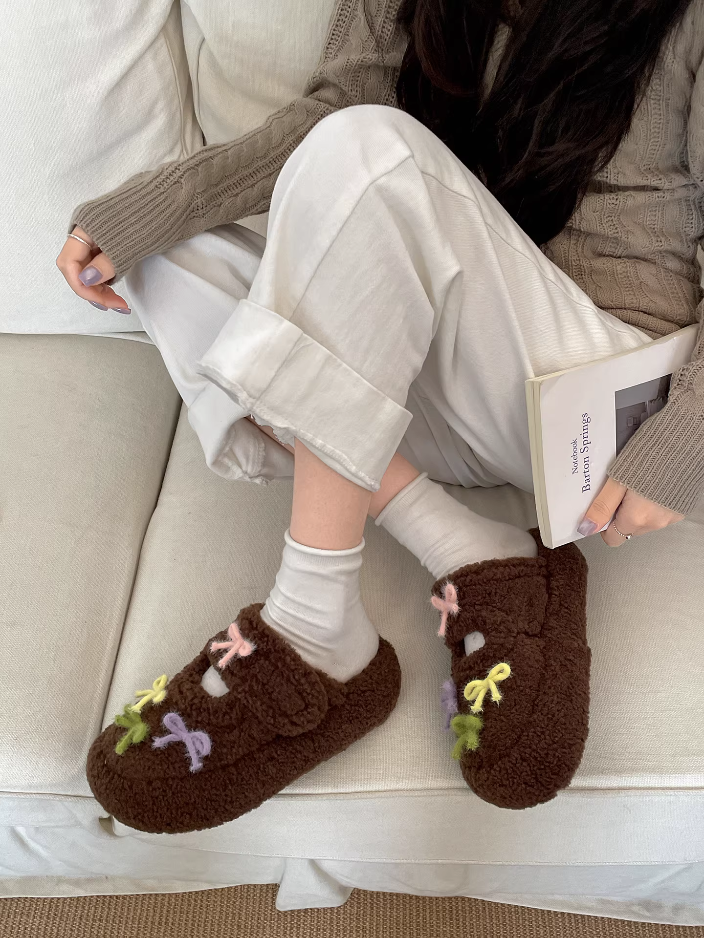 Đôi dép lông mềm mại, đế dày chống trơn dành cho nữ, dùng được ngoài trời mùa đông, mẫu mới 2025, đa năng, giữ ấm, kiểu kín mũi.